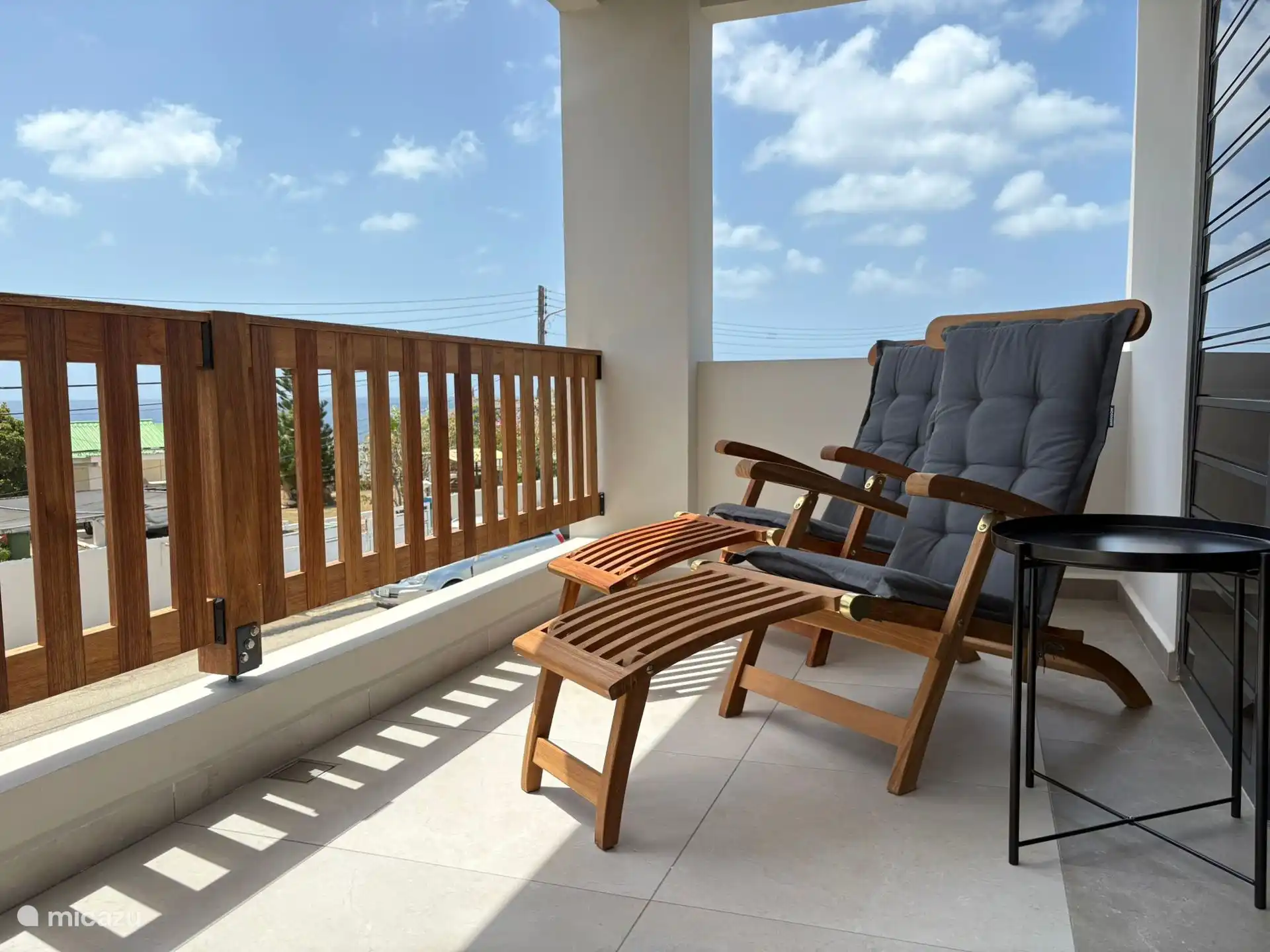 Een prachtig voorbalkon op de eerste etage waar u kunt genieten van het zeezicht en de adembenemende zonsondergang.