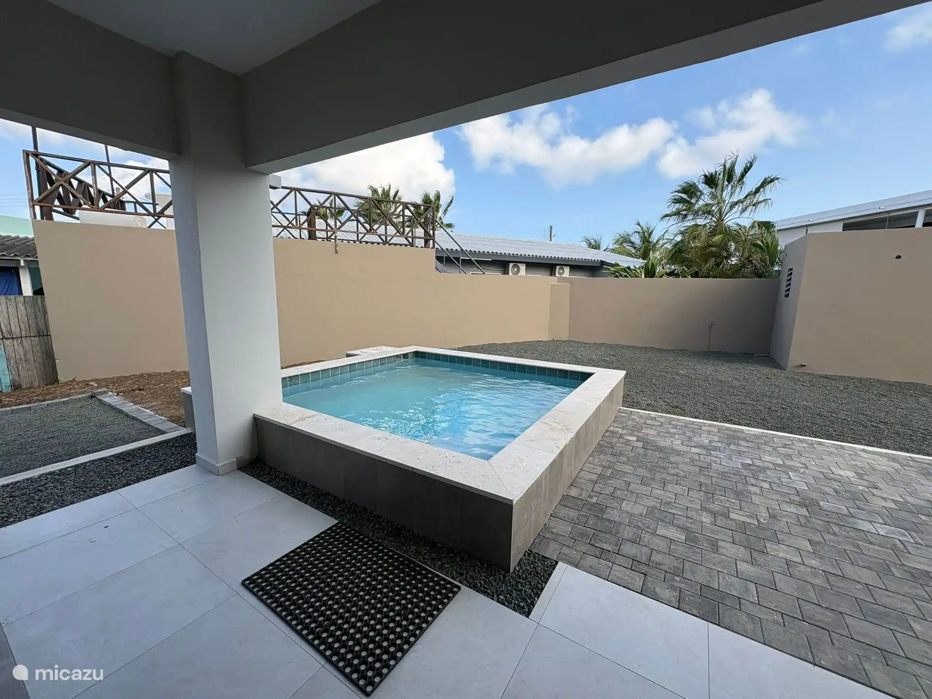 Uw eigen plunge pool ligt direct naast de porch, ideaal om even af te koelen en te genieten van het uitzicht.