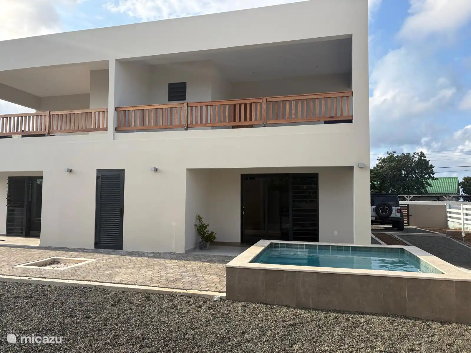 Uw eigen plunge pool ligt direct naast de porch, ideaal om even af te koelen en te genieten van het uitzicht.