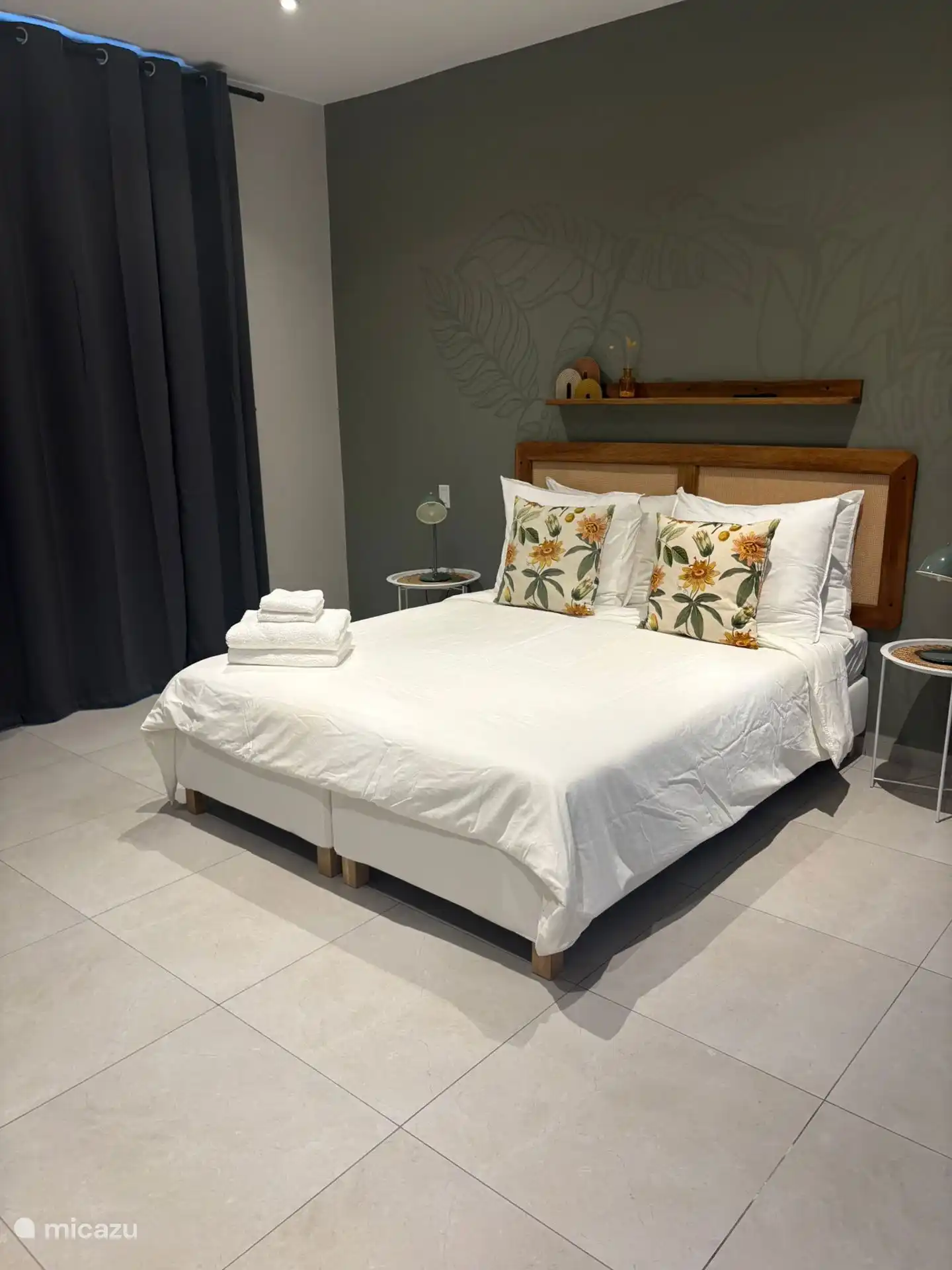 Op de begane grond vindt u een comfortabele slaapkamer met airco, een queen size bed en een moderne ensuite badkamer met douche en wastafel.