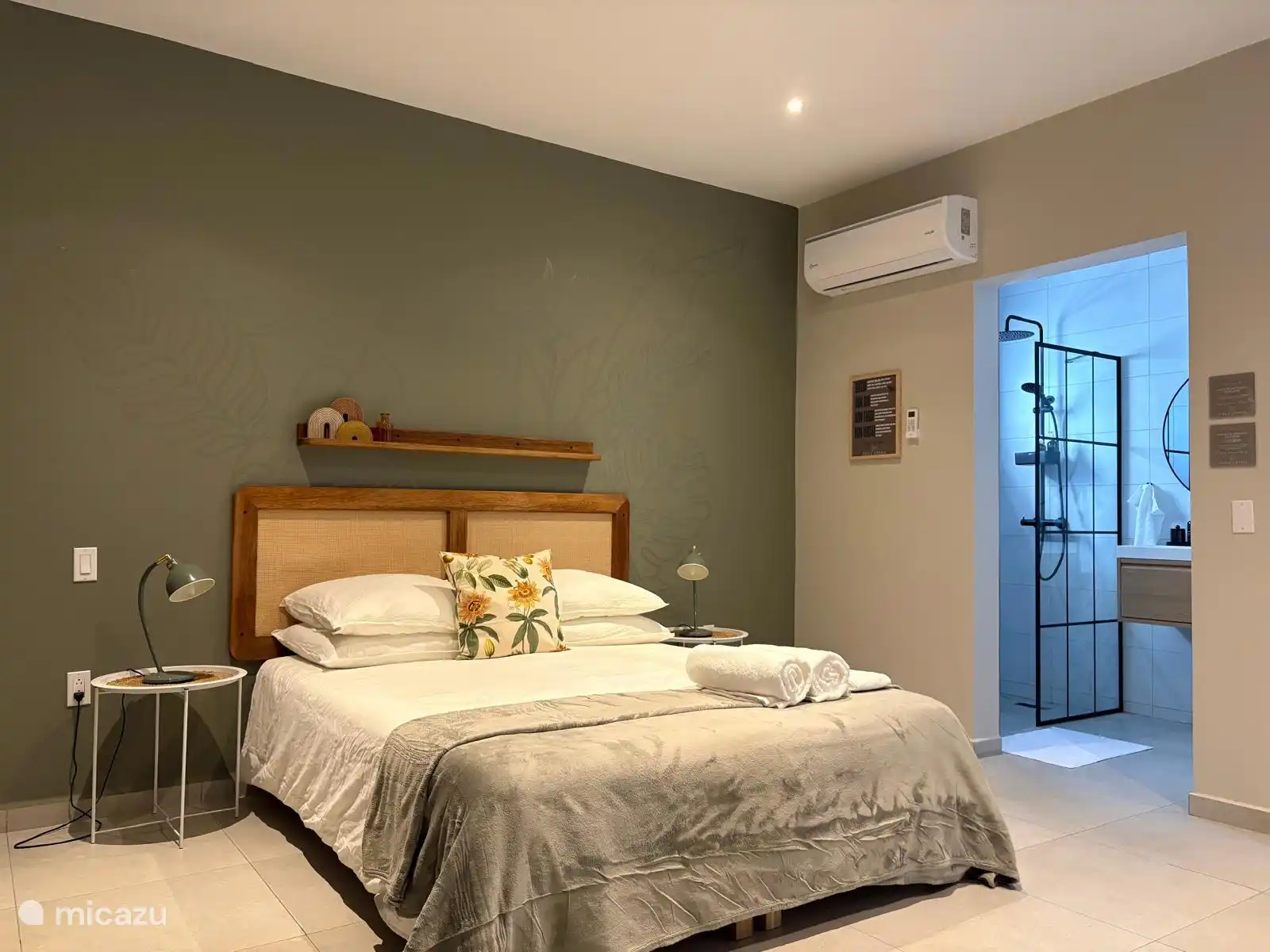 Op de begane grond vindt u een comfortabele slaapkamer met airco, een queen size bed en een moderne ensuite badkamer met douche en wastafel.