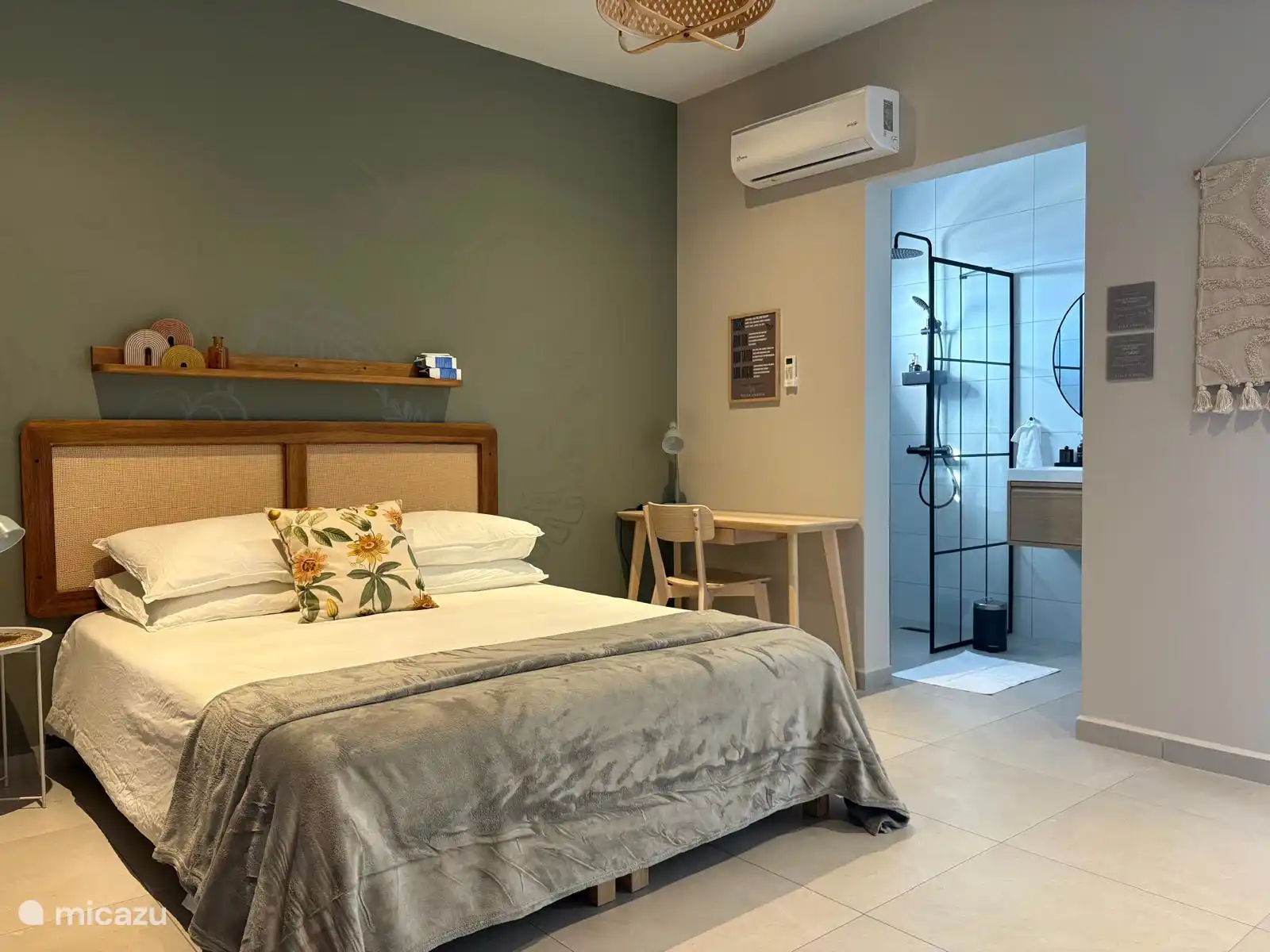 Op de eerste etage vindt u een comfortabele slaapkamer met airco, een queen size bed en een moderne ensuite badkamer met douche en wastafel.