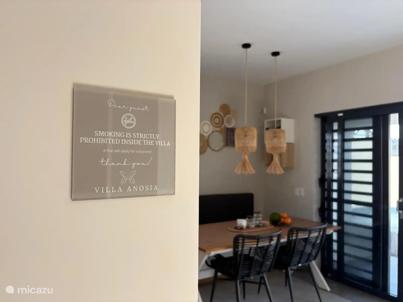 In de keuken staat een gezellige eettafel met uitzicht op de pool, perfect voor ontspannen maaltijden.