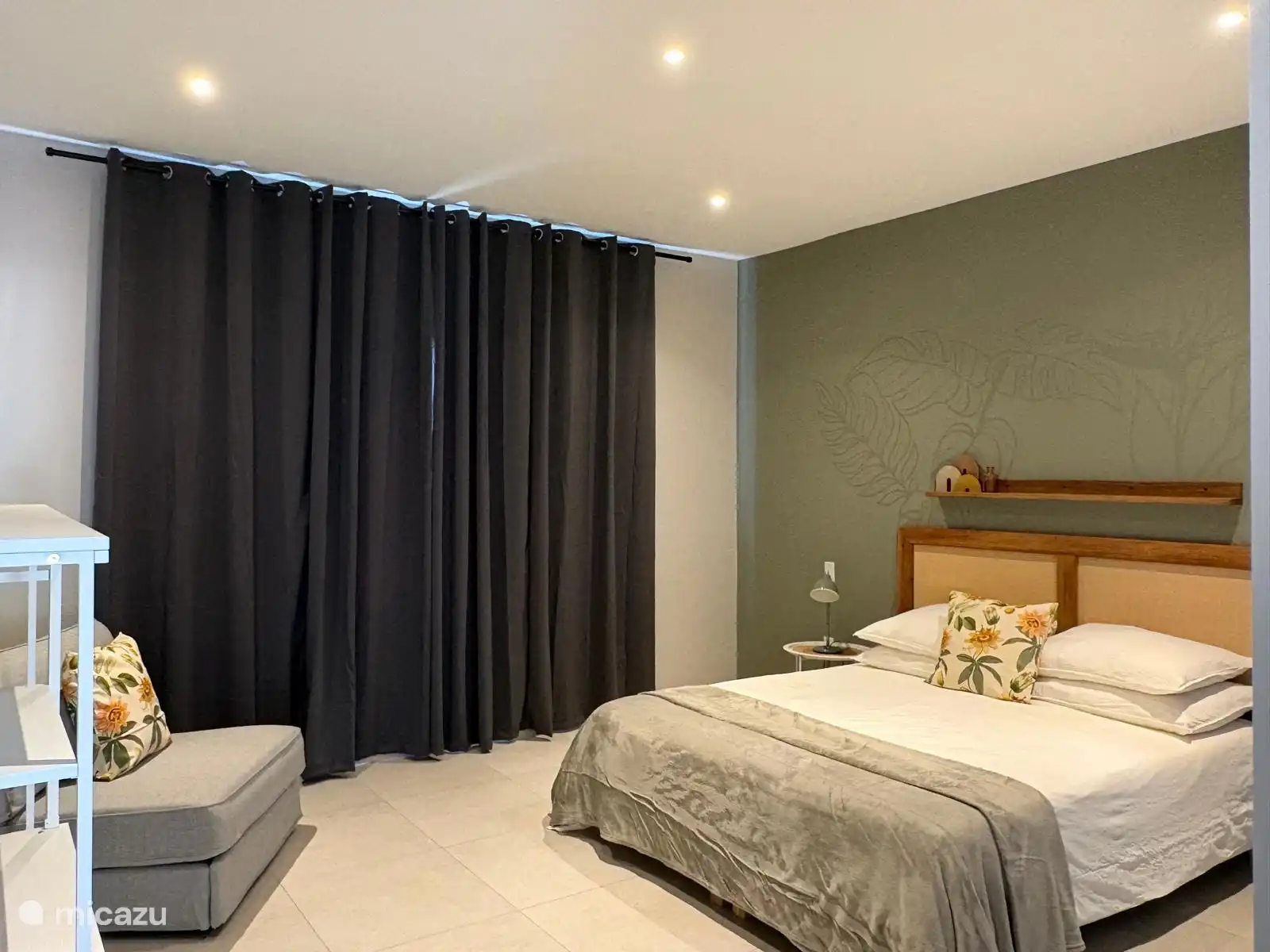 Op de begane grond vindt u een comfortabele slaapkamer met airco, een queen size bed, eem slaap sofa en een moderne ensuite badkamer met douche en wastafel.