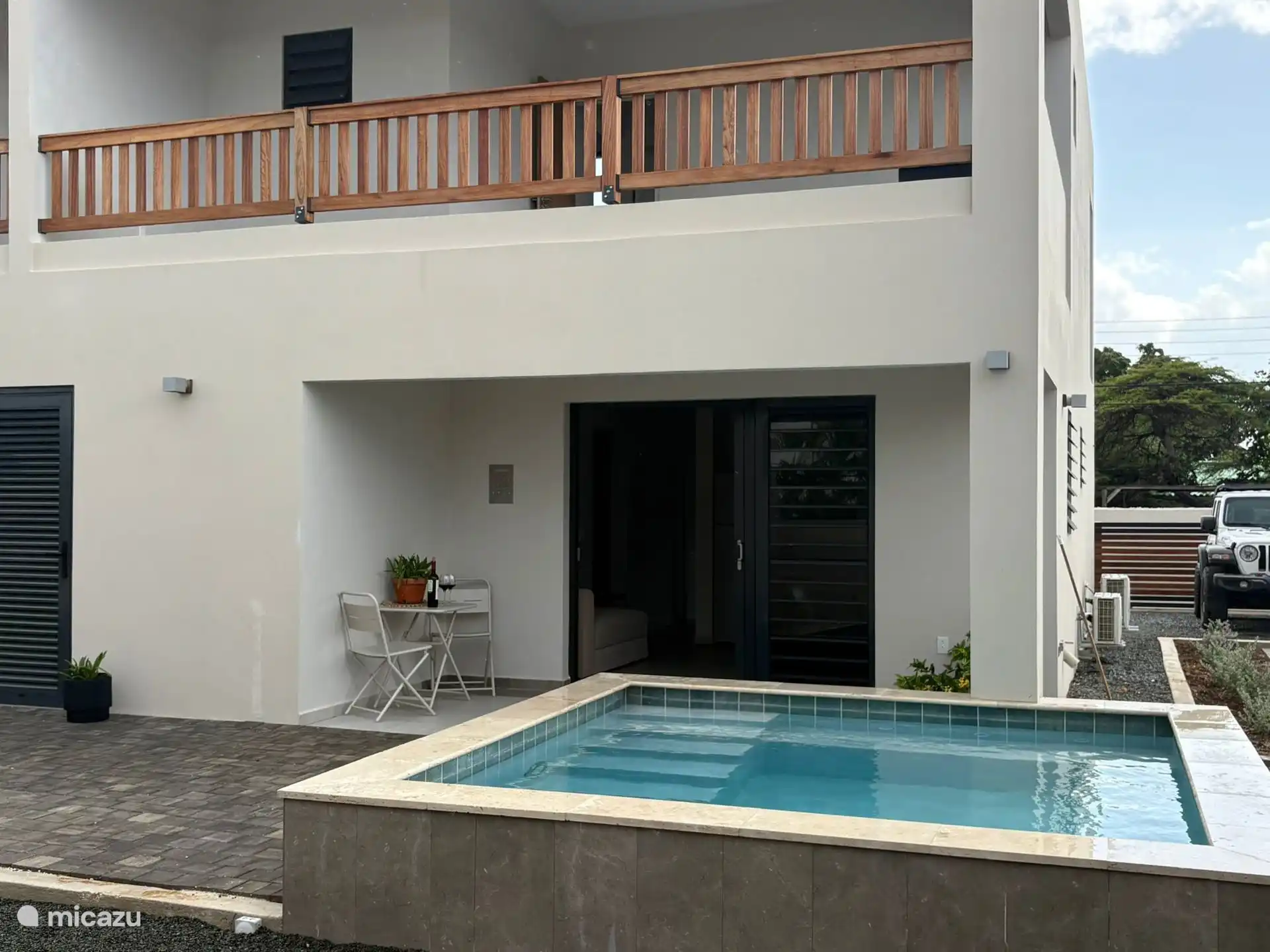 Uw eigen plunge pool ligt direct naast de porch, ideaal om even af te koelen en te genieten van het uitzicht.