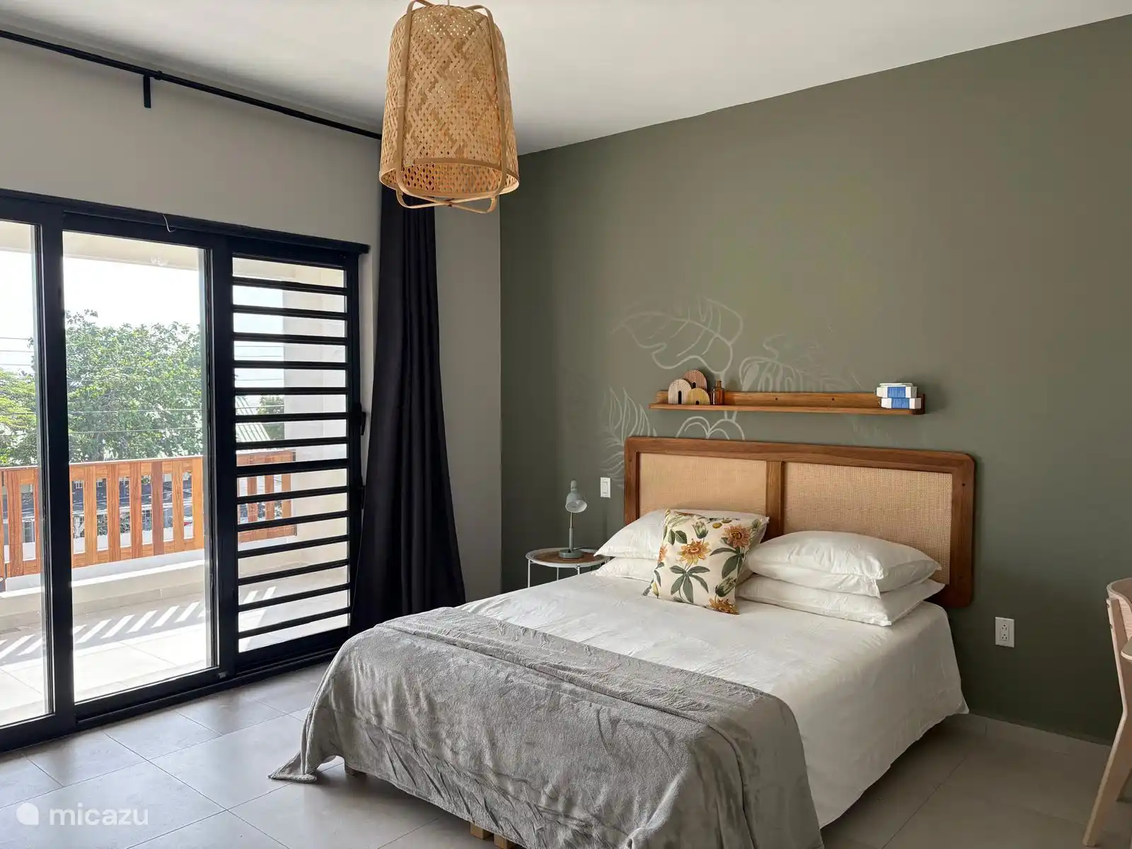 Op de eerste etage vindt u een comfortabele slaapkamer met airco, een queen size bed en een moderne ensuite badkamer met douche en wastafel.