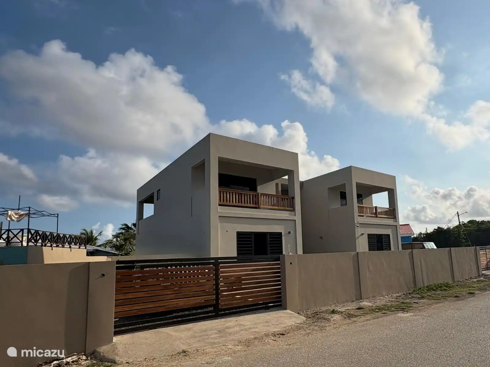 VoorgeAan de voorgevel bevindt zich een privé-entree met tuinpoort, waar u uw auto veilig kunt parkeren.vel en 