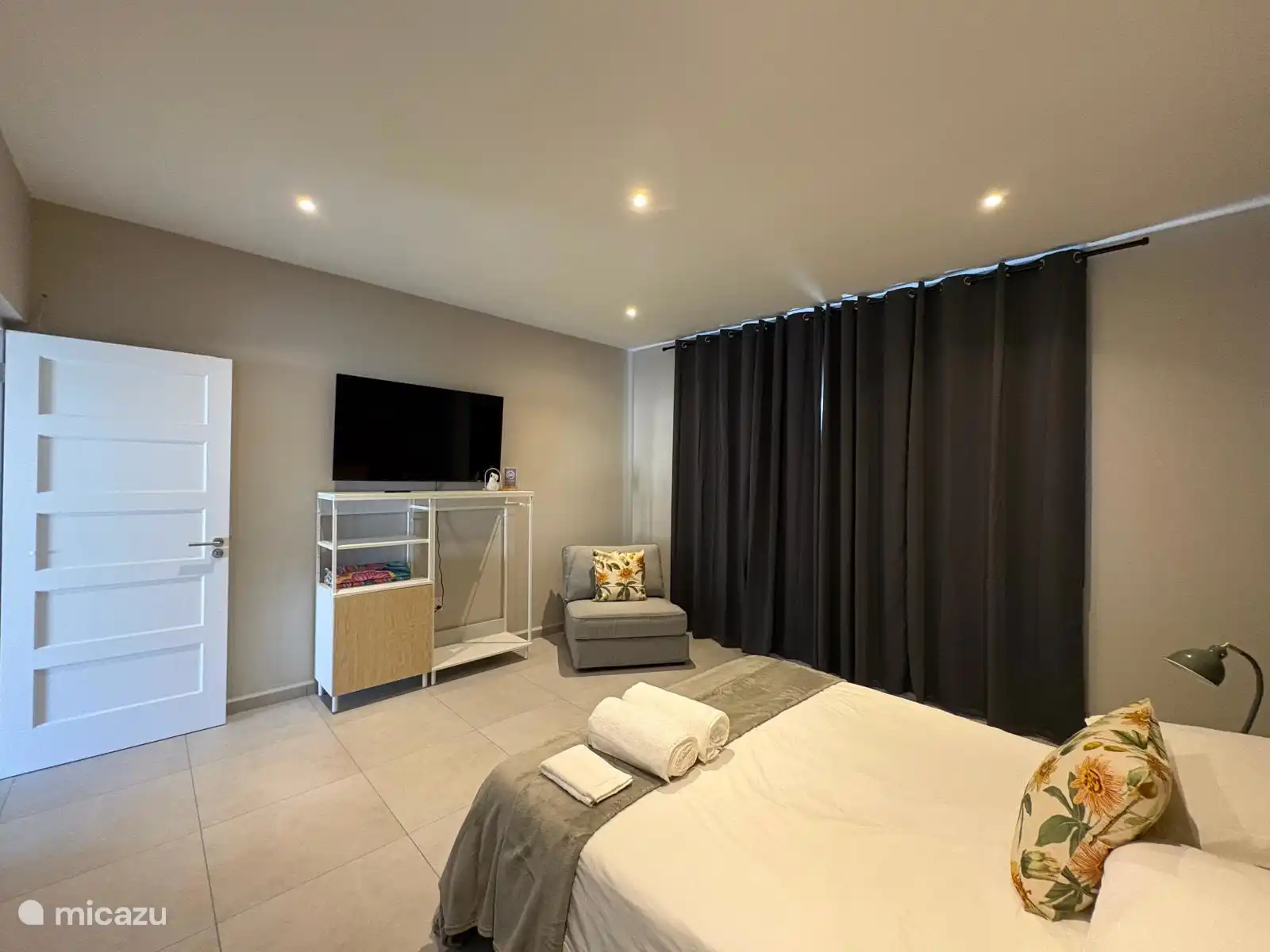 Op de begane grond vindt u een comfortabele slaapkamer met airco, een queen size bed en een moderne ensuite badkamer met douche en wastafel.