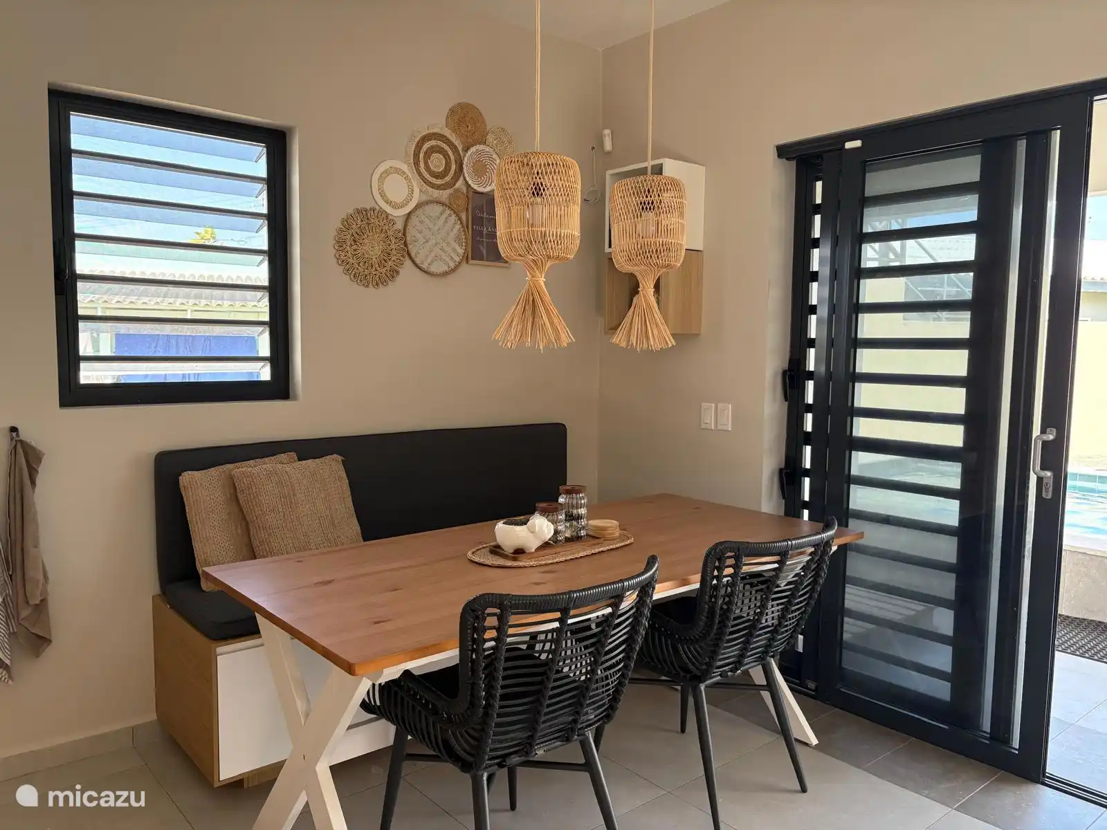 In de keuken staat een gezellige eettafel met uitzicht op de pool, perfect voor ontspannen maaltijden.