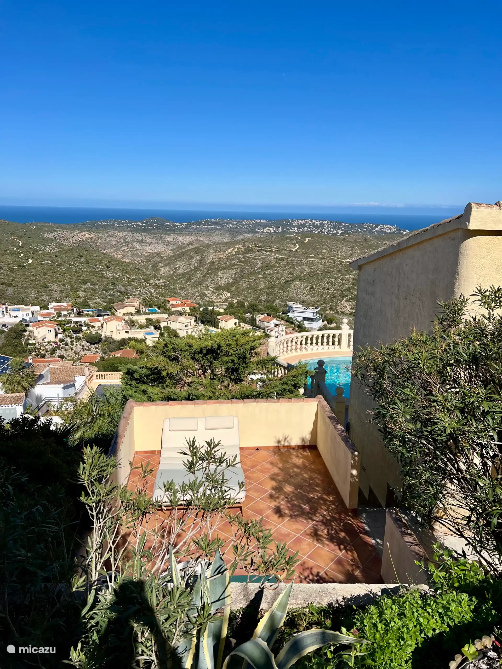 Terrasse neben dem Haus. 