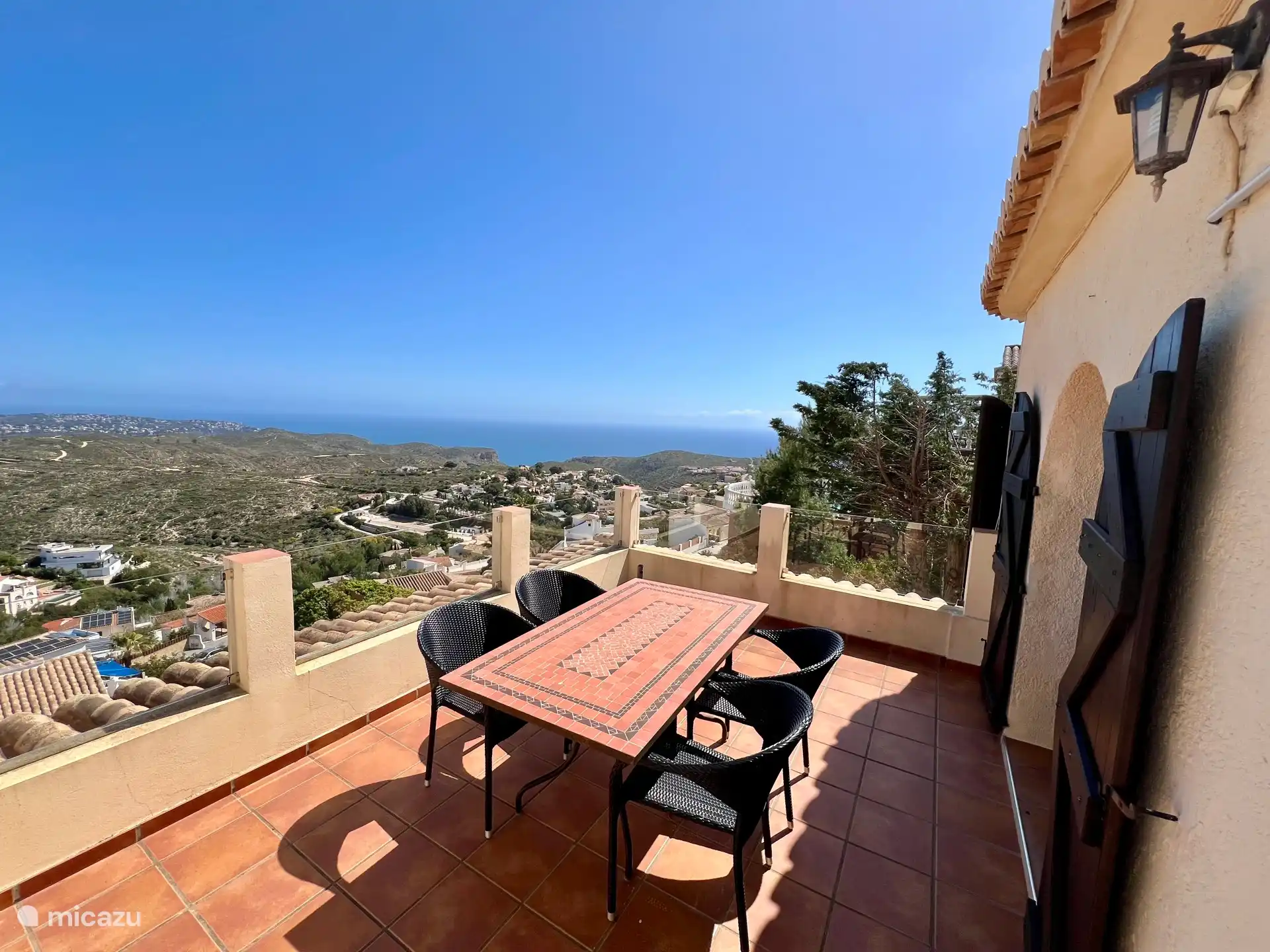 Terrasse vom Wohnzimmer mit Sonne vom frühen Morgen. 