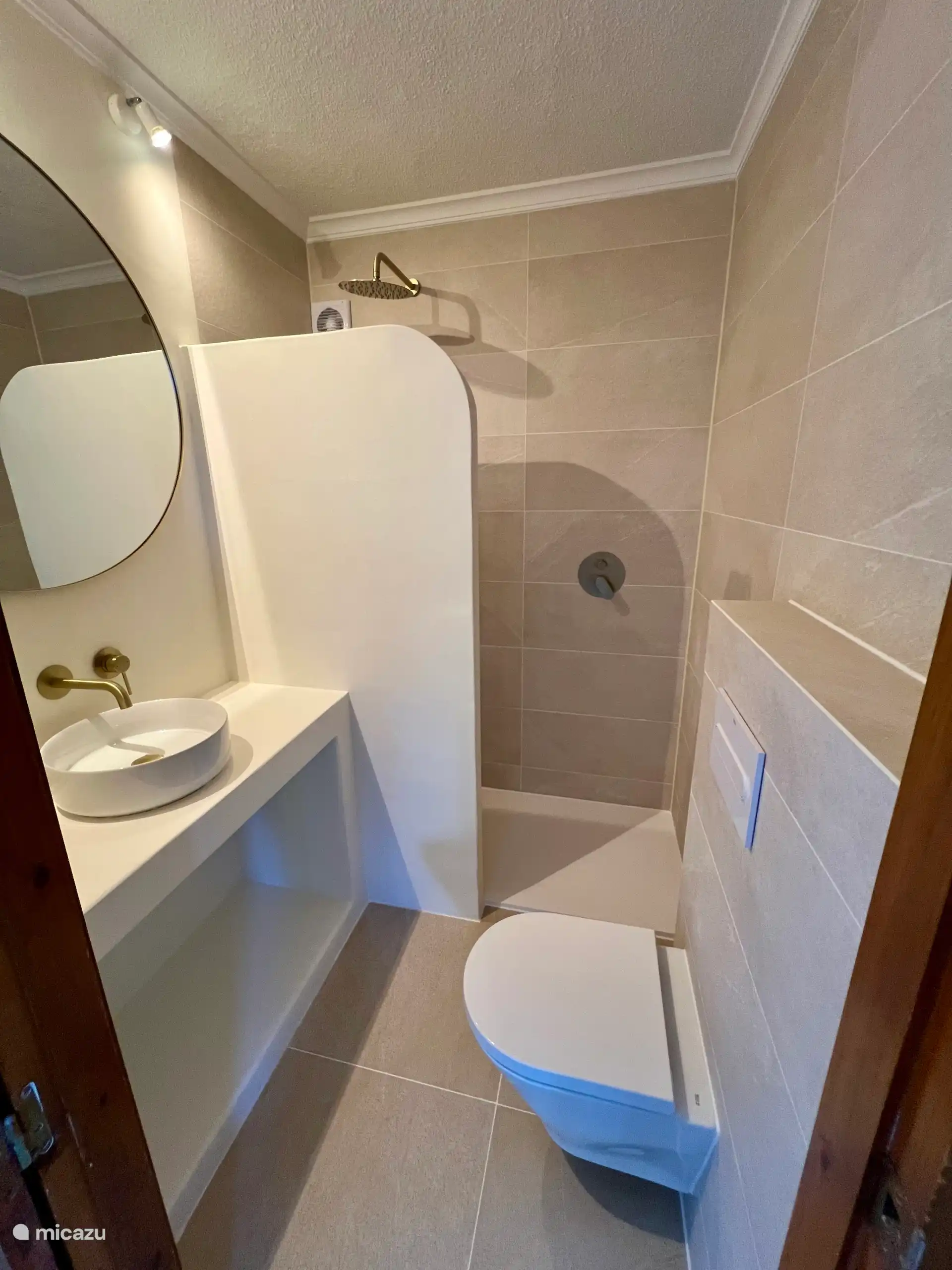 Das Badezimmer ist 2026 neu und gehört zum Hauptschlafzimmer. 