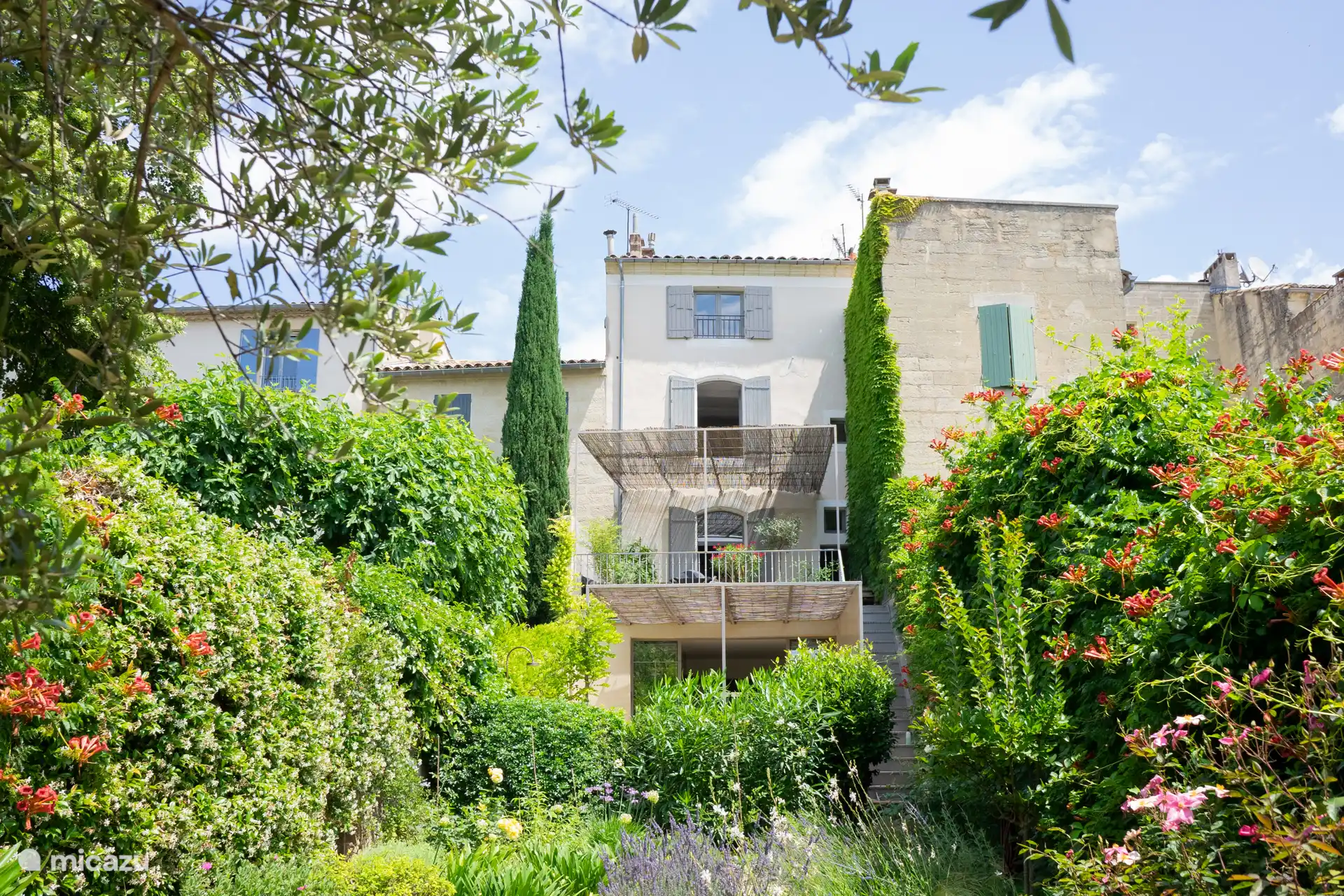 La casa vista desde el jardín