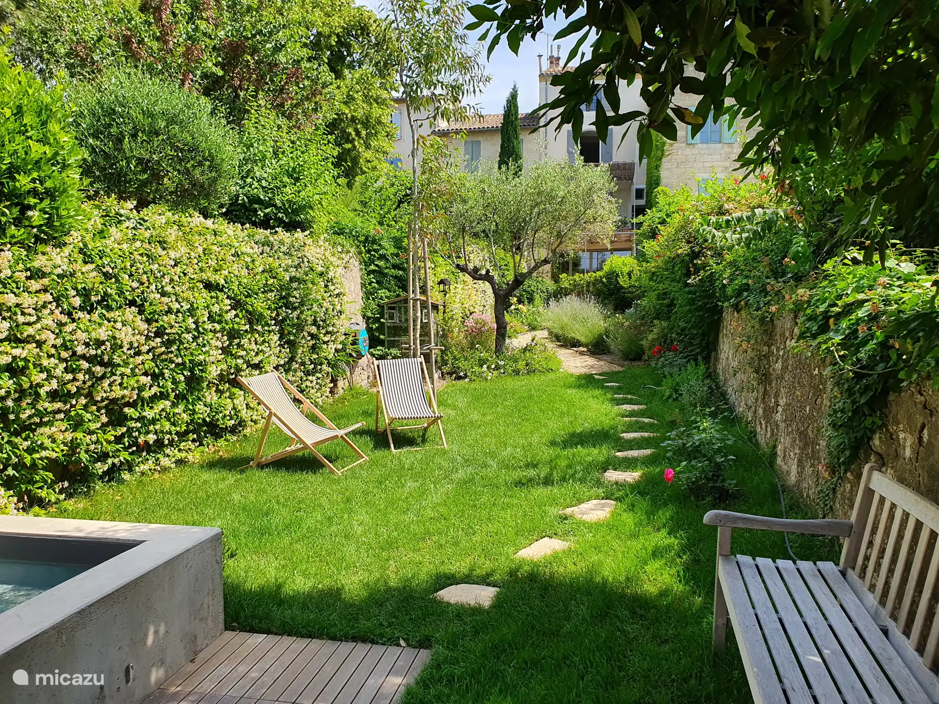 Los alrededores de la piscina