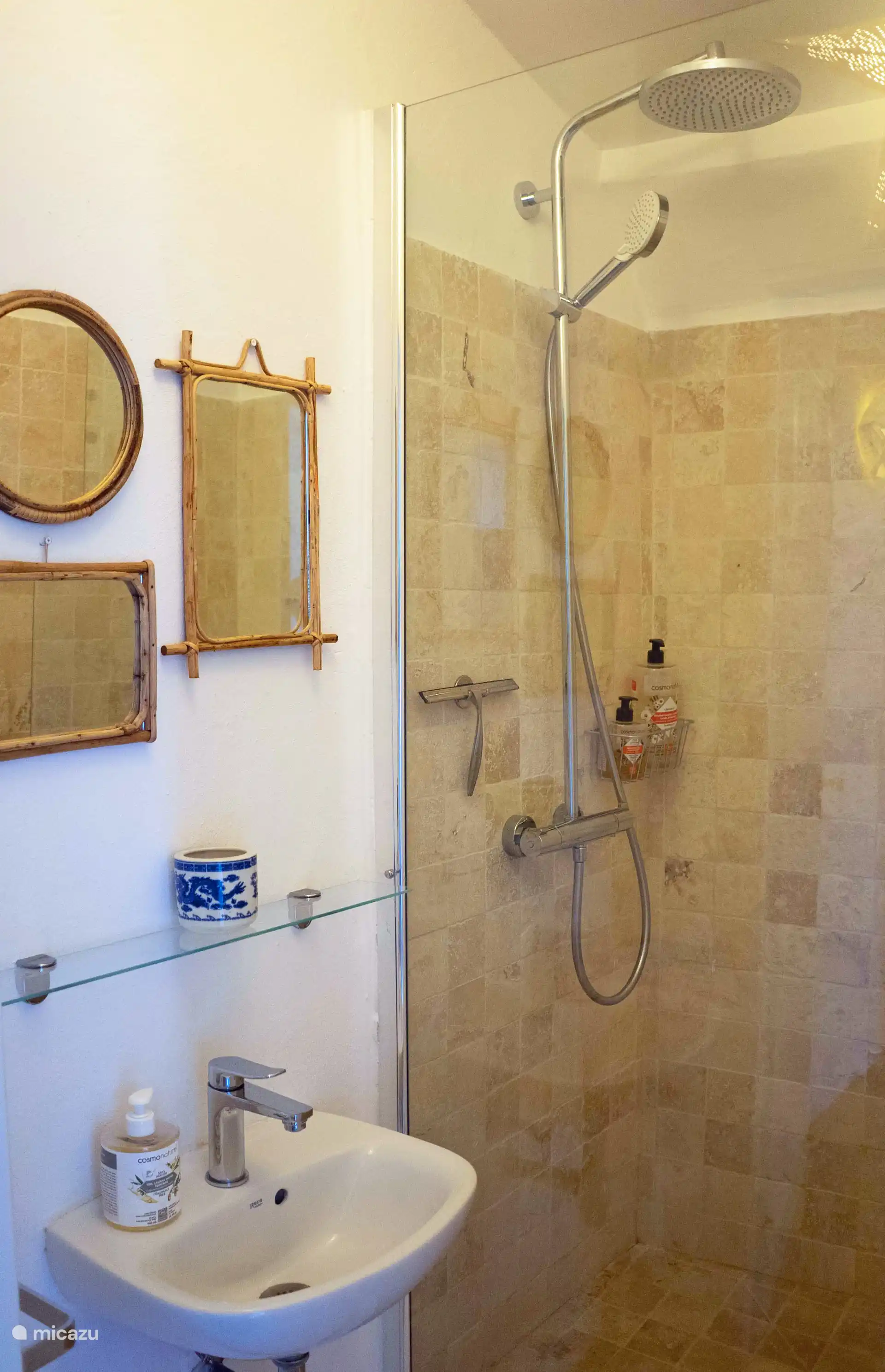 la ducha de la habitación de los gemelos y la habitación individual