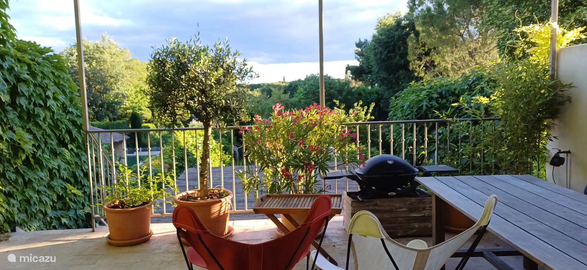 La terraza con vistas al jardín