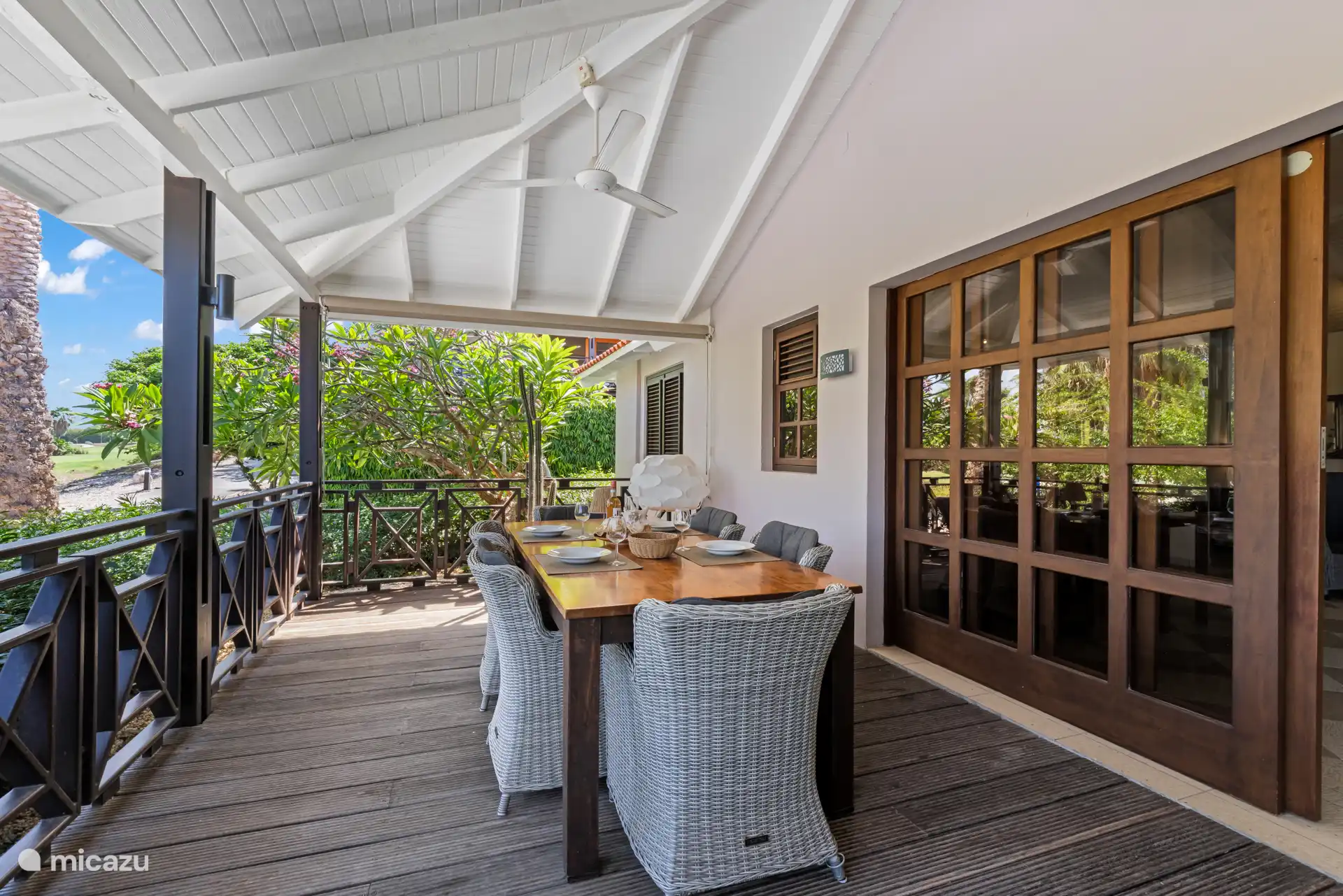 Ruim terras met plafond ventilatoren