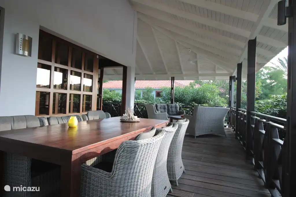 Very large L-shaped terrace with brand new fans and cozy lighting