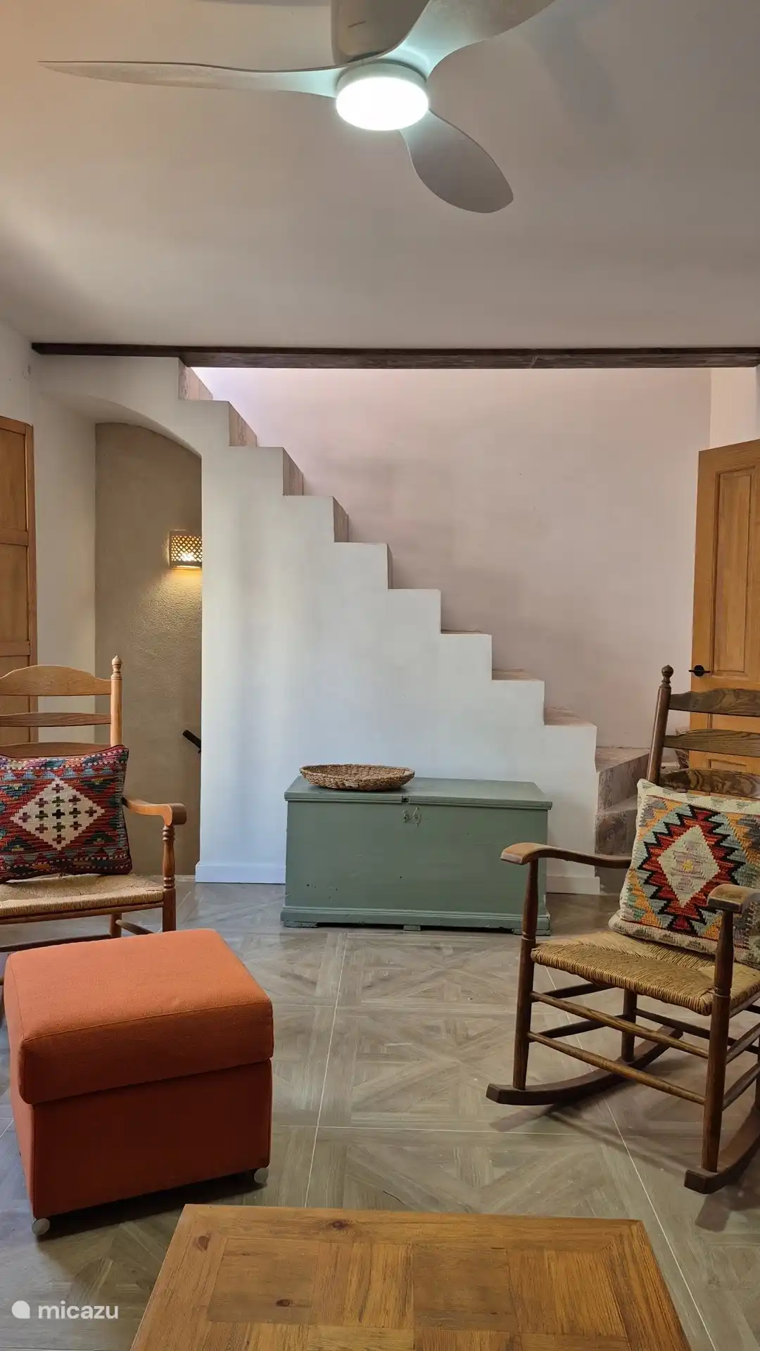 Escaliers vers la terrasse sur le toit.