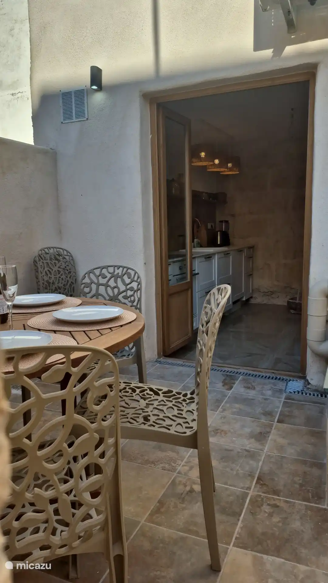 Terrasse à côté de la cuisine pour en profiter