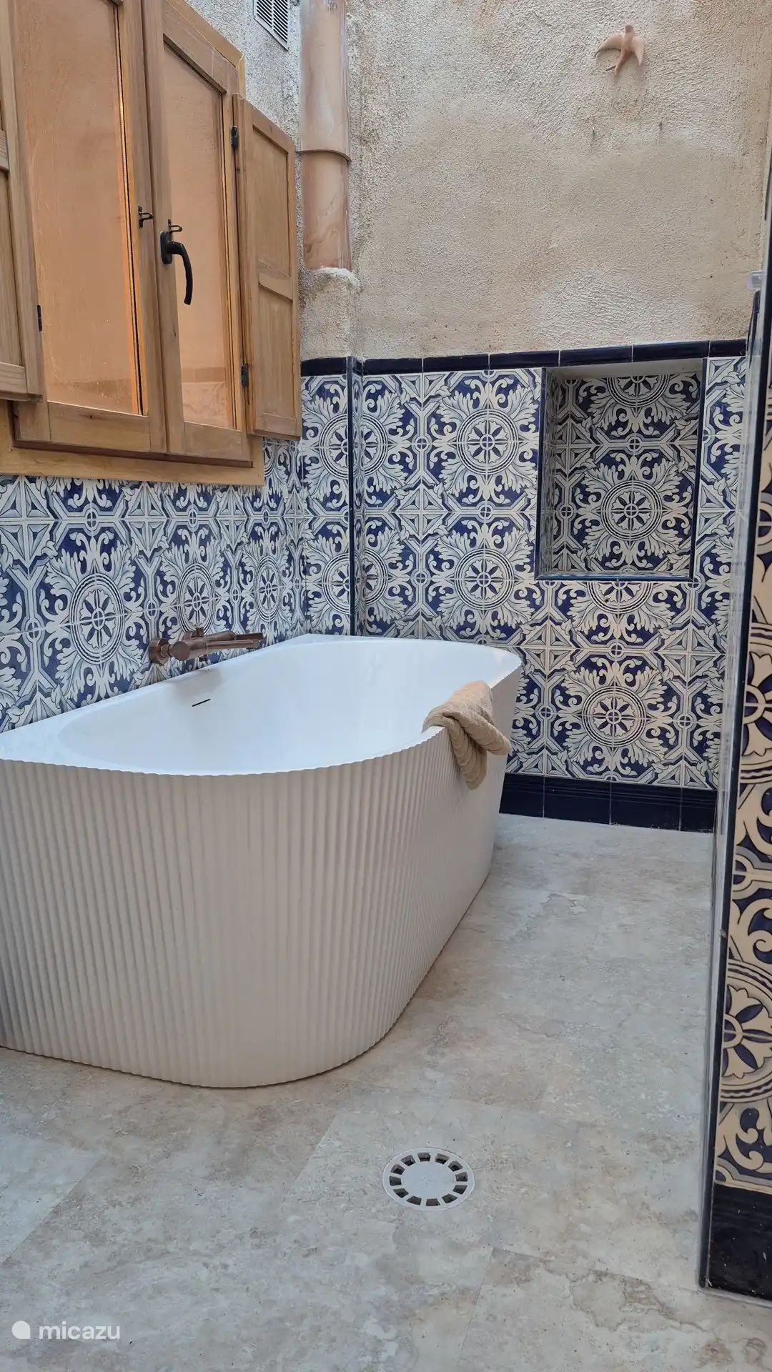 Salle de bain spacieuse avec baignoire, douche et toilettes