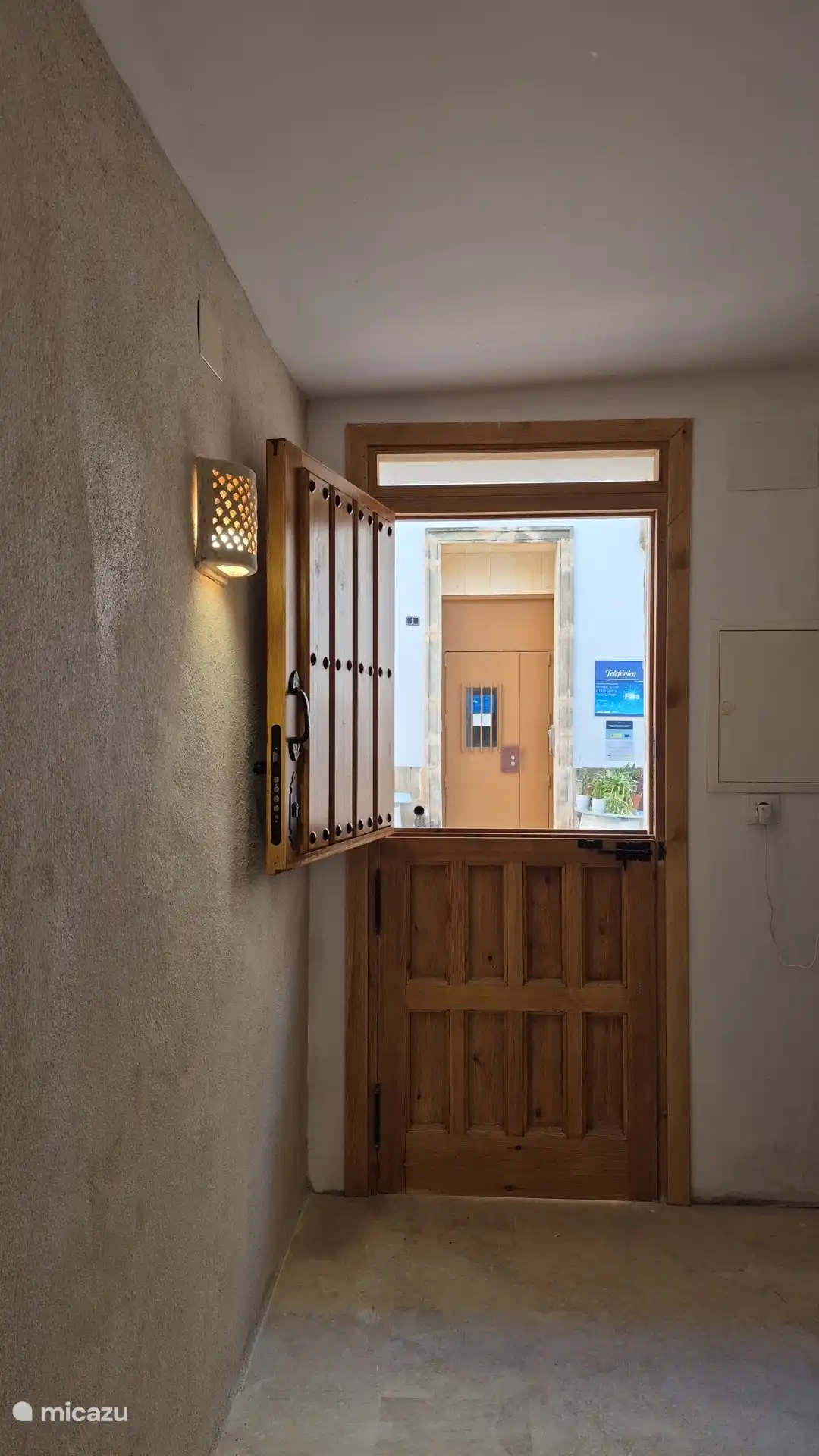 Porte d’entrée avec accès à une entrée spacieuse, espace pour placer des vélos