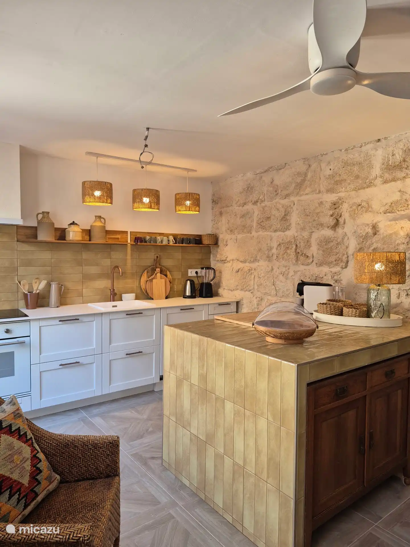 Grande cuisine avec lave-vaisselle, double réfrigérateur, four et plus encore, ainsi que des portes-patio menant à une petite terrasse, 