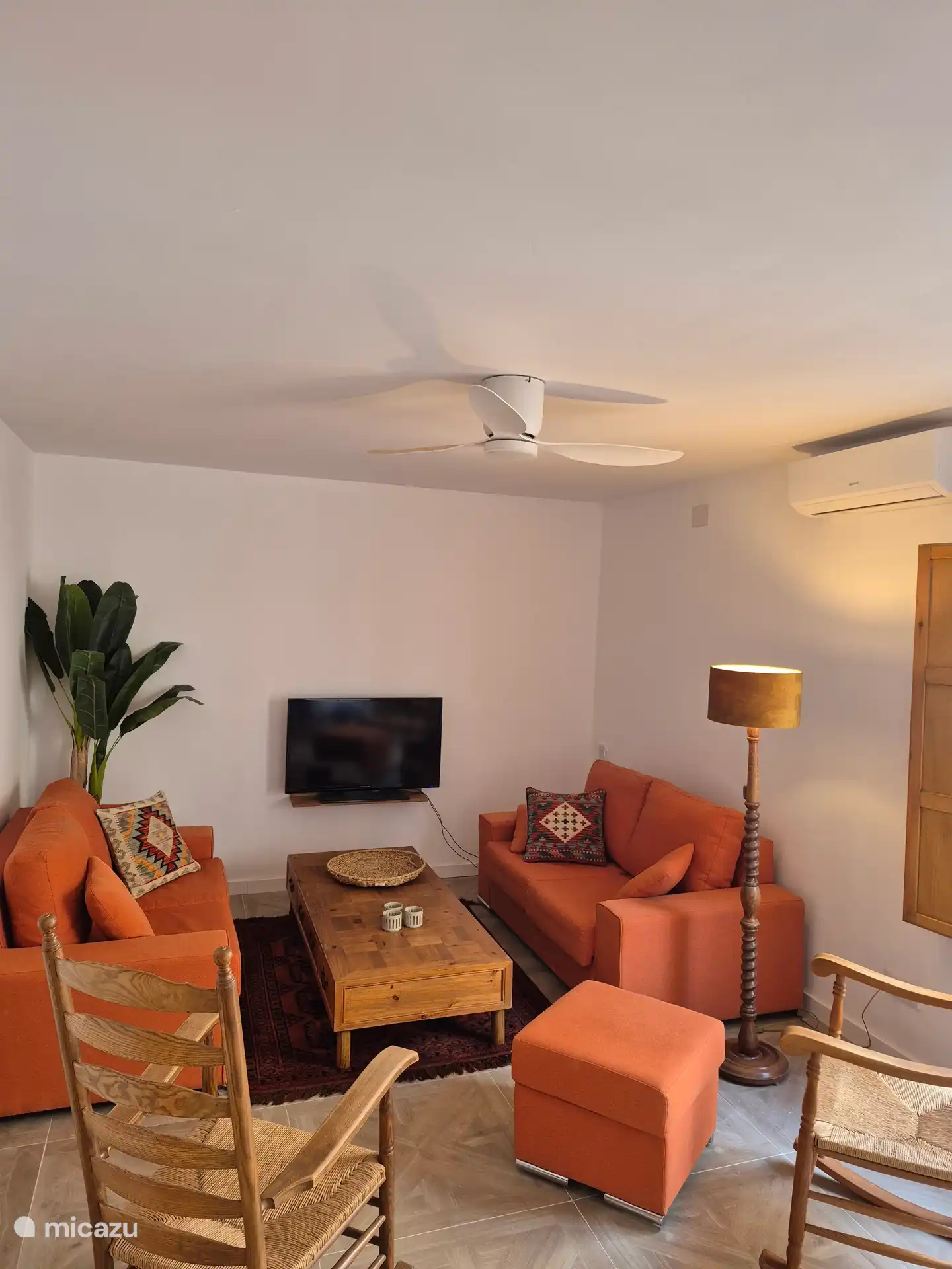 Salon en accès ouvert avec la cuisine, avec des portes-patio donnant sur un balcon français à l’avant de la maison, équipé de climatisation chaud/froid, un ventilateur au plafond, une télévision avec chromecast 