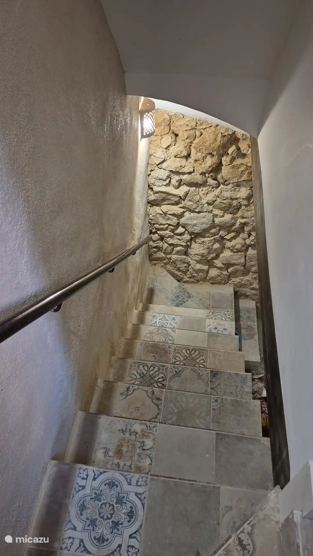 Escaliers à l’entrée du 1er étage où se trouvent la cuisine et le salon, la 4e chambre et la 2ème salle de bain