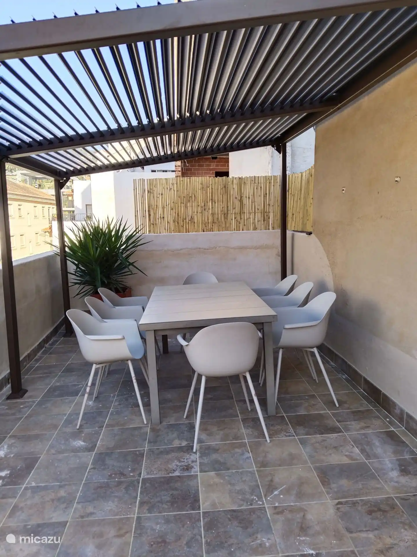 Magnifique grand auvent sur la vaste terrasse sur le toit de 80 m2, voici aussi la cuisine extérieure avec réfrigérateur, plaque et évier. Mais aussi une douche extérieure