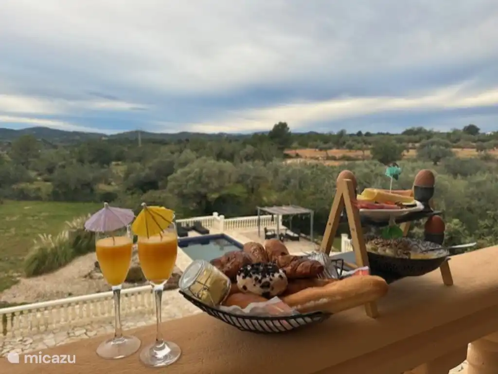 In the morning, let yourself be pampered with breakfast, offered on behalf of our extra services!