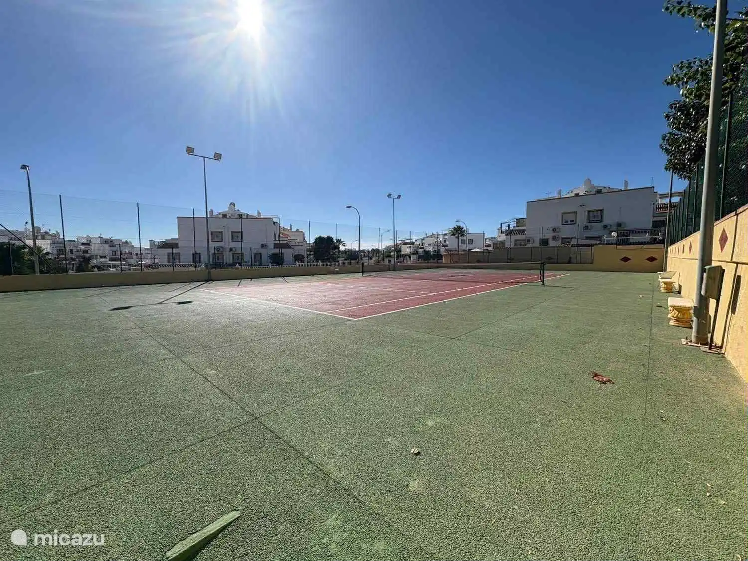 Pista de tenis compartida