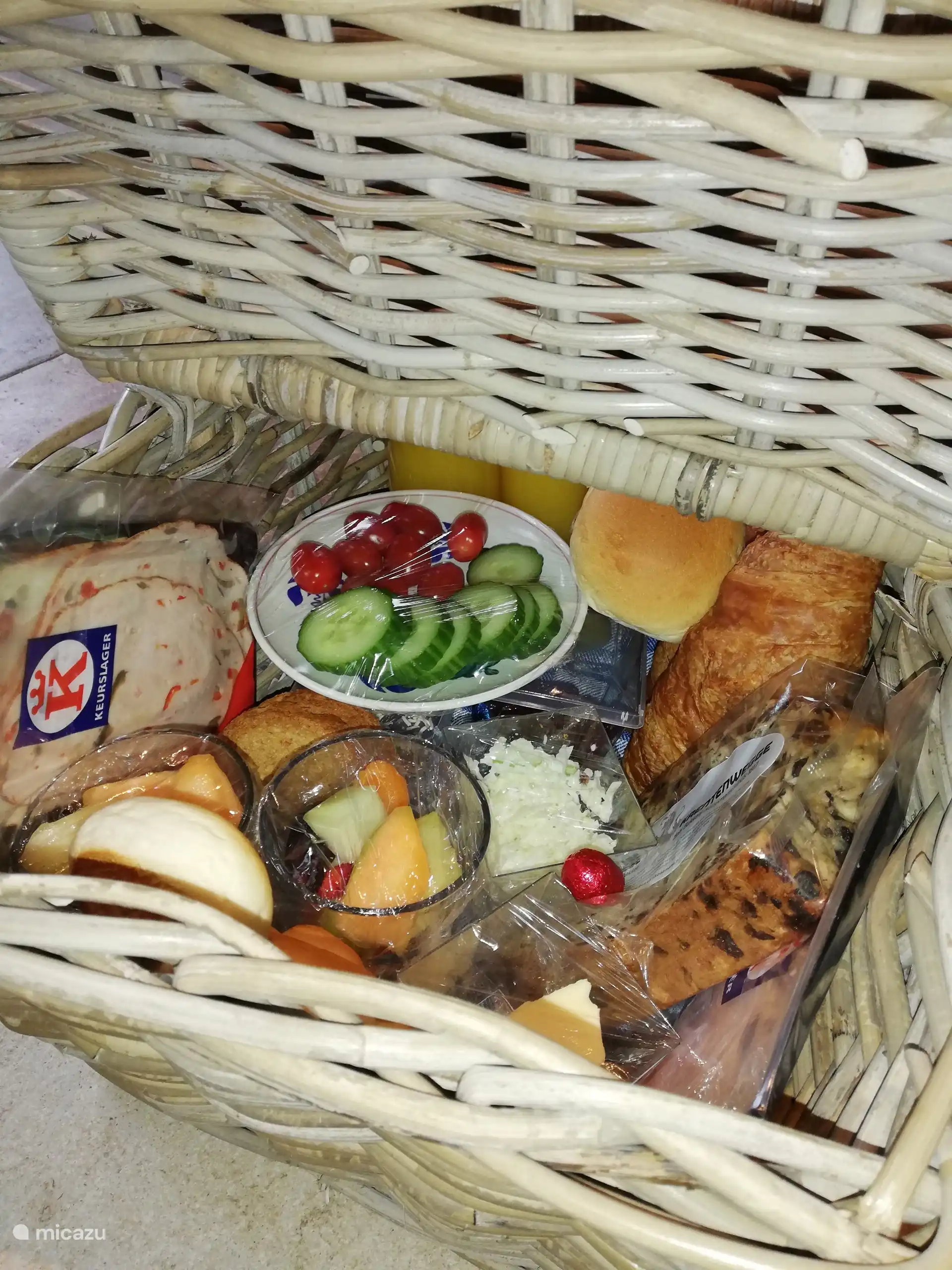 Breakfast basket with local products can be booked per day.