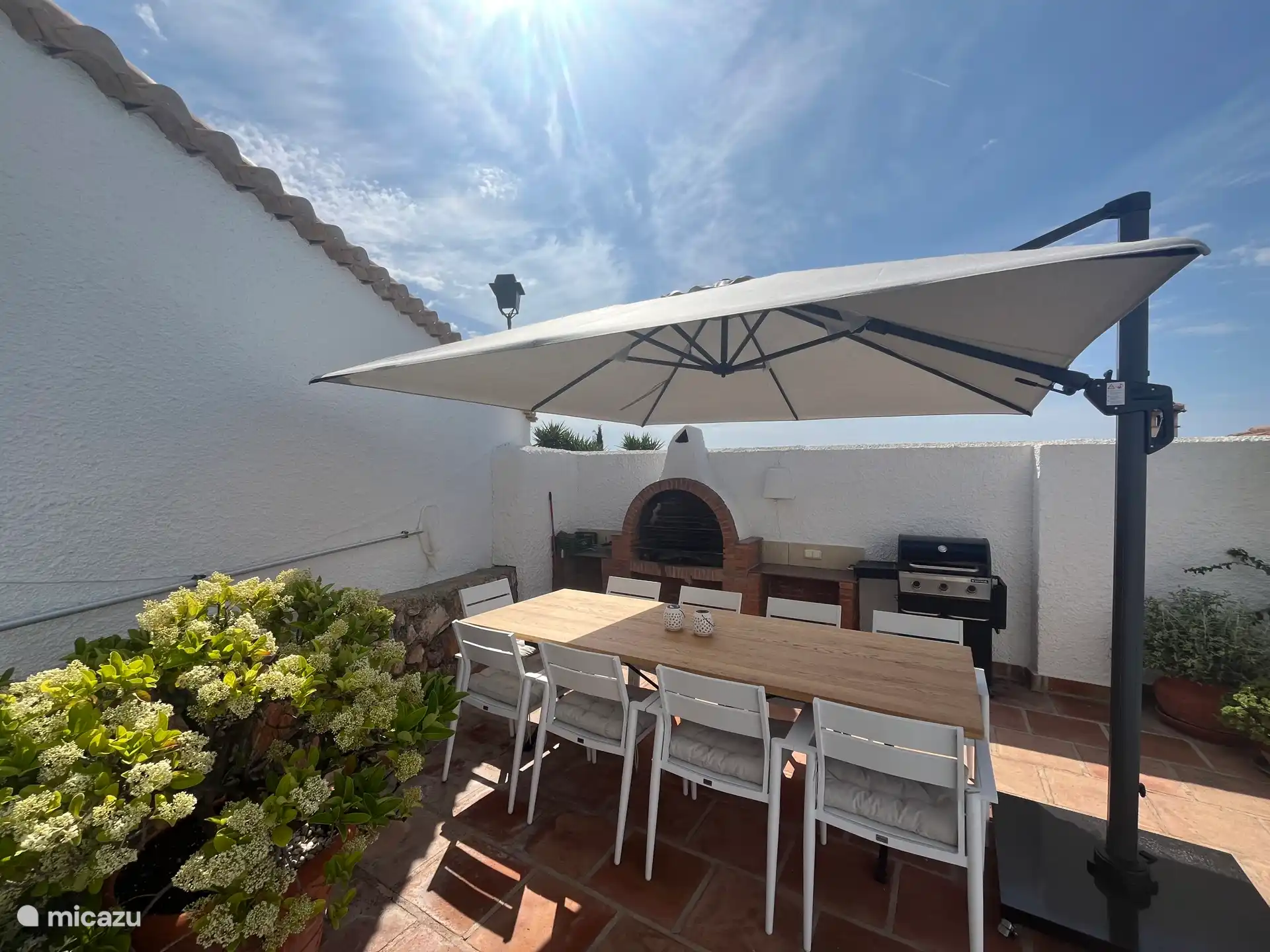 Esstisch auf der Terrasse neben dem Pool
