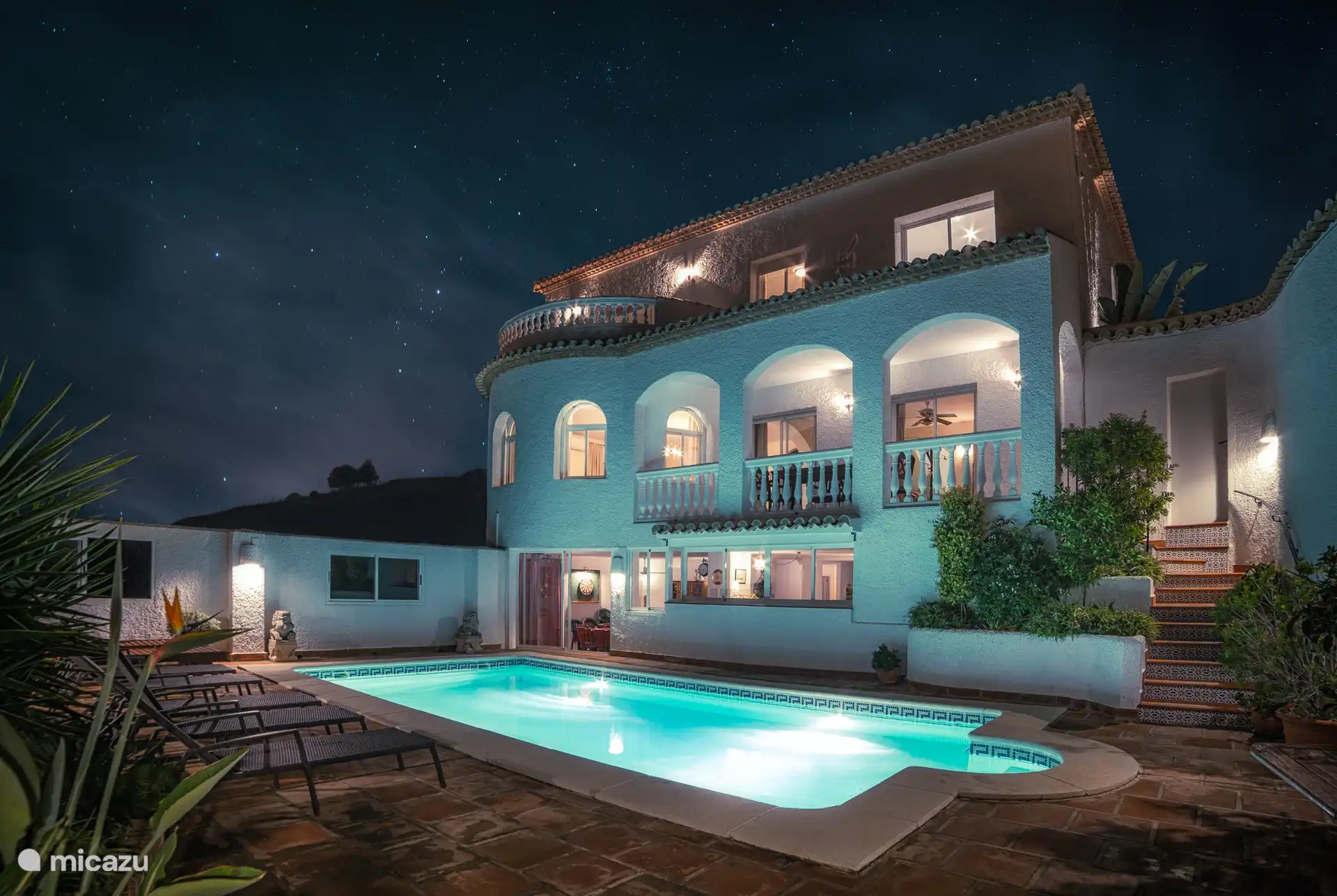 Villa Alta Vista nachts mit dem beleuchteten privaten Pool