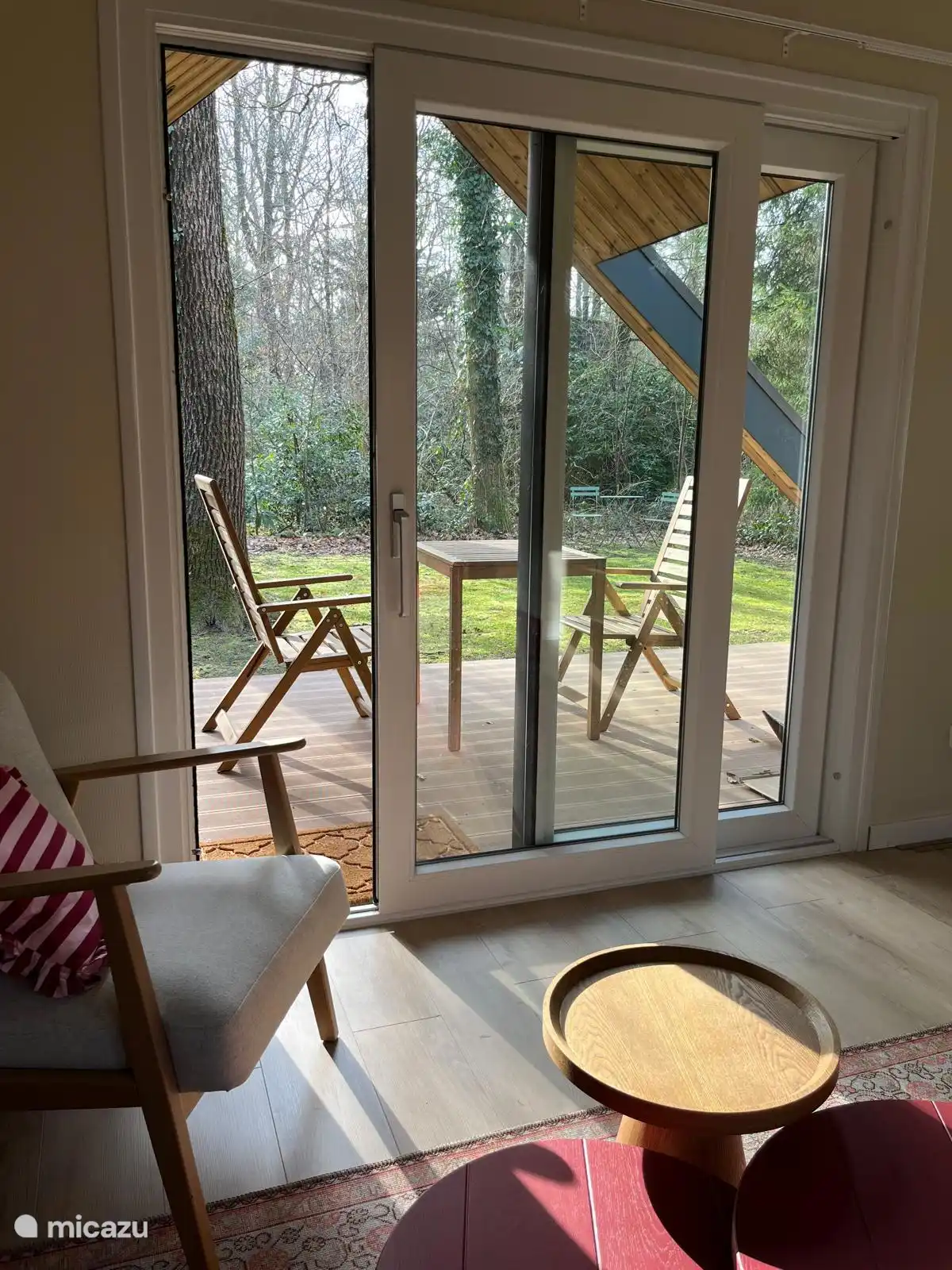 Schuifpui met veranda en achtertuin op het zuiden.