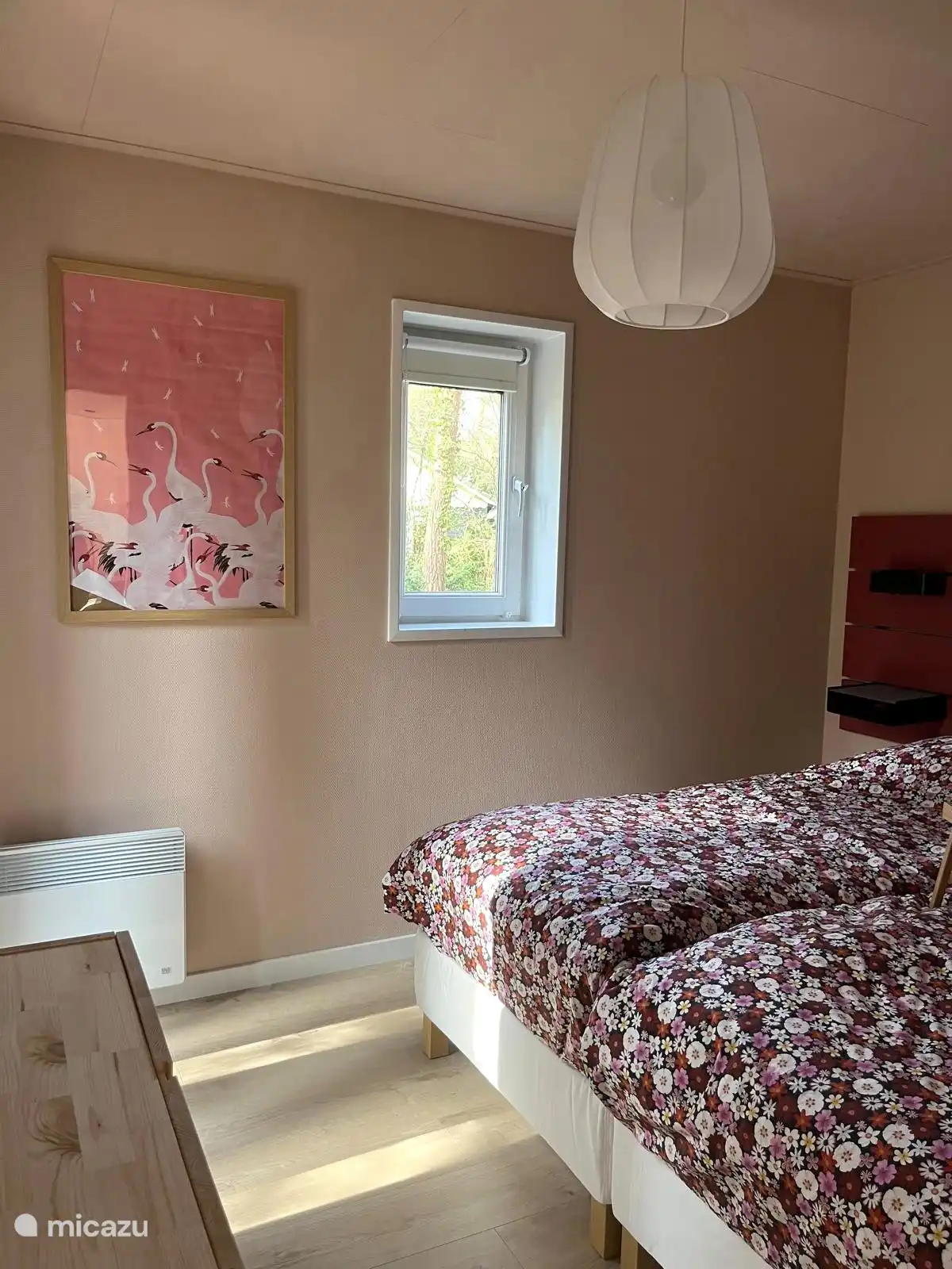 De slaapkamer in warme knusse kleur.