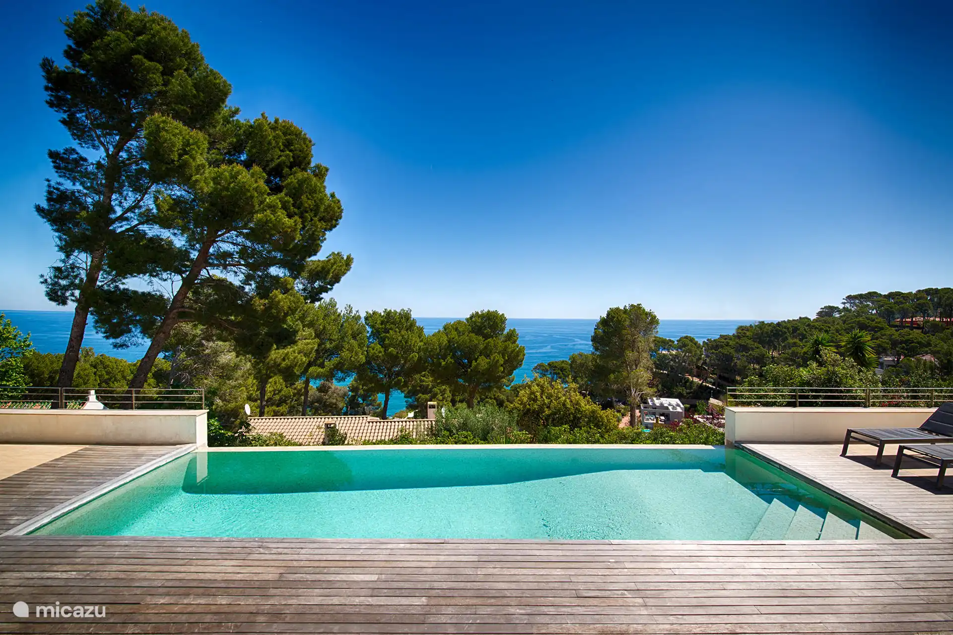 Uitzicht Villa Platja Roja Begur, met privé zwembad en airconditioning.