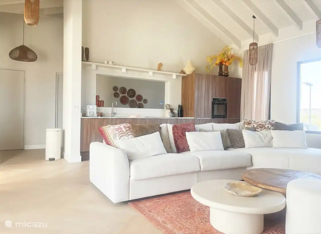 Beautiful new villa, suitable for 10 people, with enclosed garden, covered terrace and private pool.