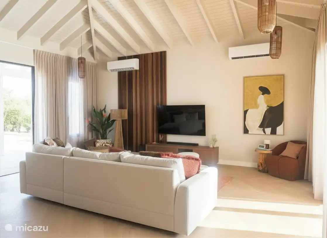 Beautiful new villa, suitable for 10 people, with enclosed garden, covered terrace and private pool.
