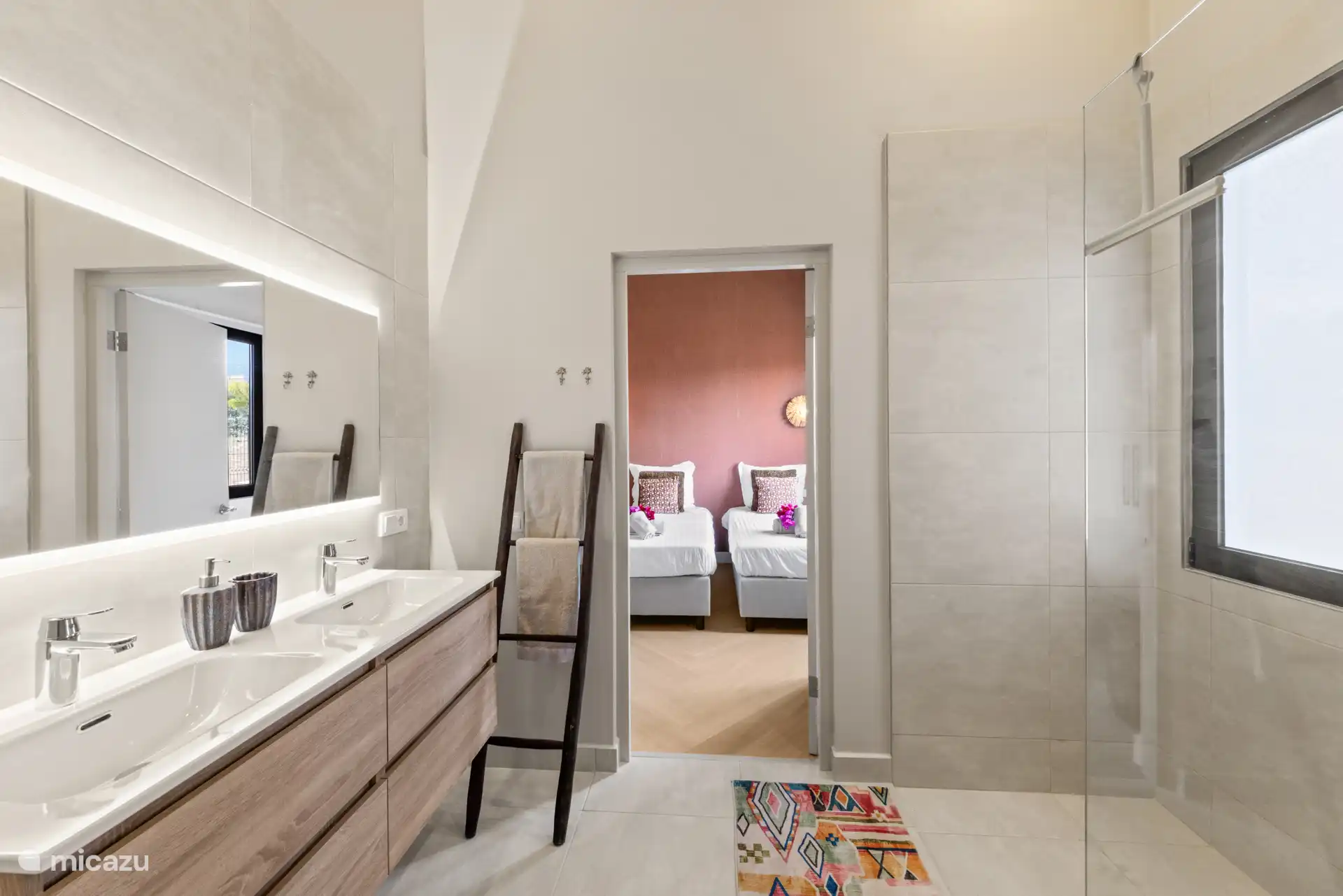 Prachtig, luxe, nieuw en sfeervol ingerichte villa, geschikt voor 10 personen. 