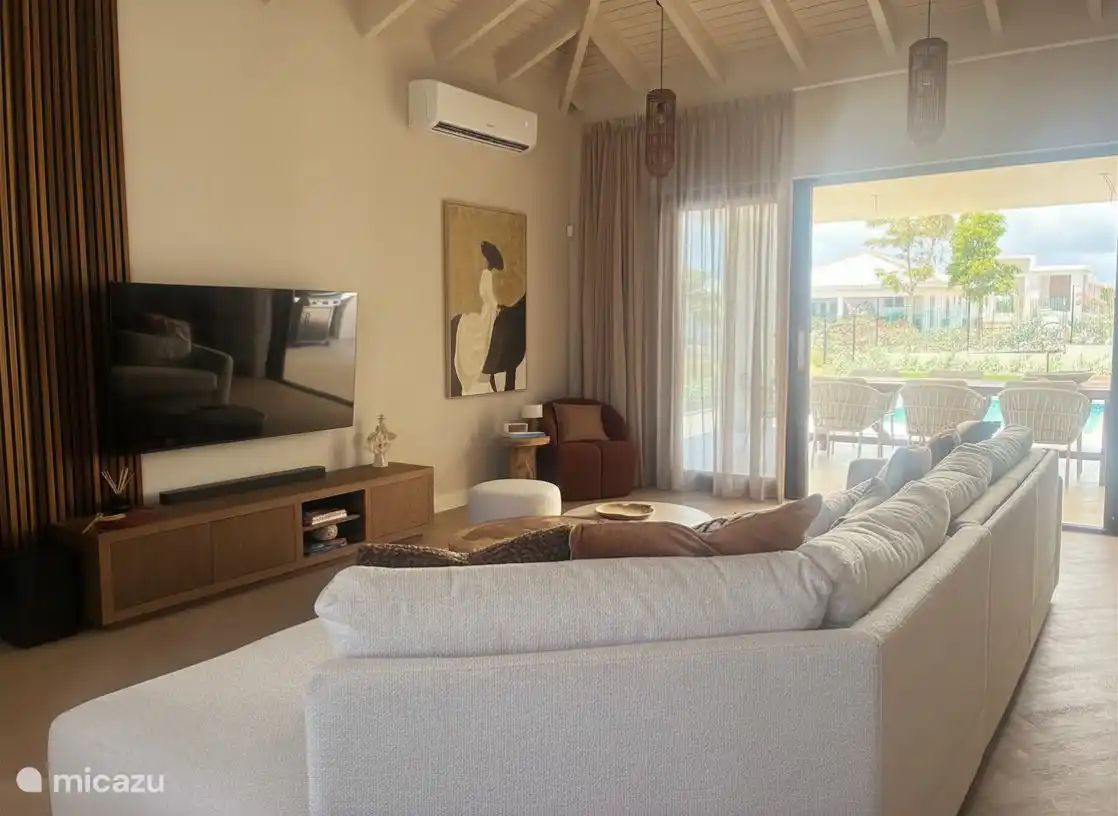 Beautiful new villa, suitable for 10 people, with enclosed garden, covered terrace and private pool.