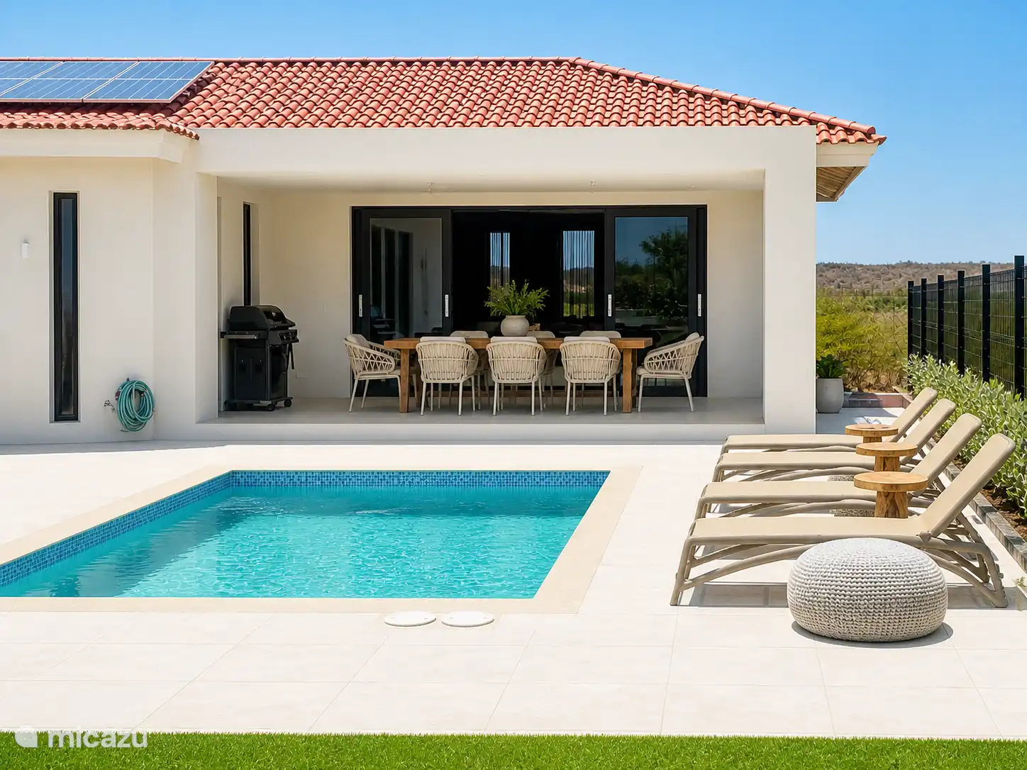 Beautiful new villa, suitable for 10 people, with enclosed garden, covered terrace and private pool.