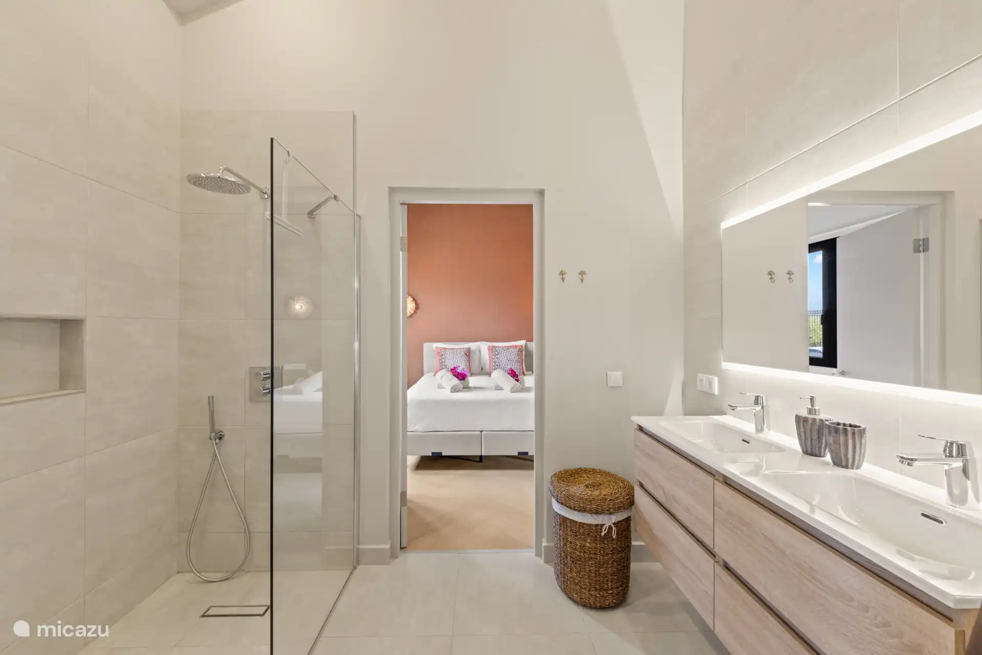 Prachtig, luxe, nieuw en sfeervol ingerichte villa, geschikt voor 10 personen. 