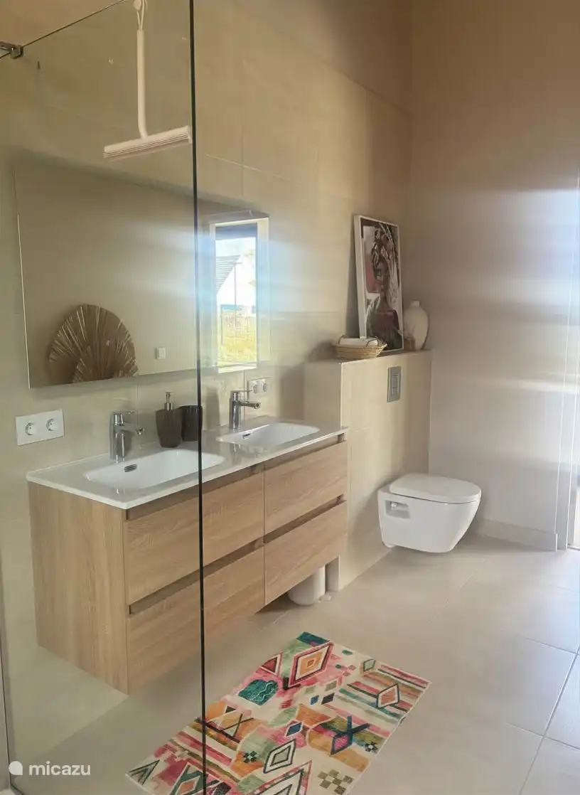 Beautiful new villa, suitable for 10 people, with enclosed garden, covered terrace and private pool.