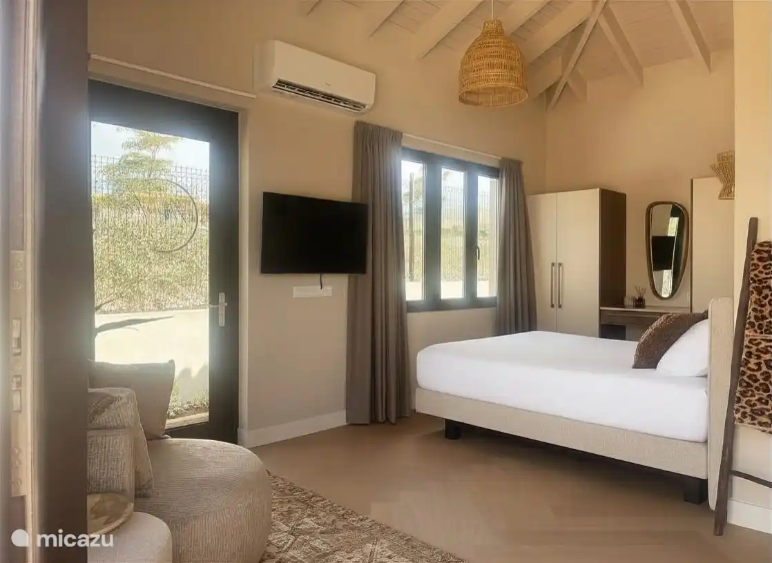 Beautiful new villa, suitable for 10 people, with enclosed garden, covered terrace and private pool.