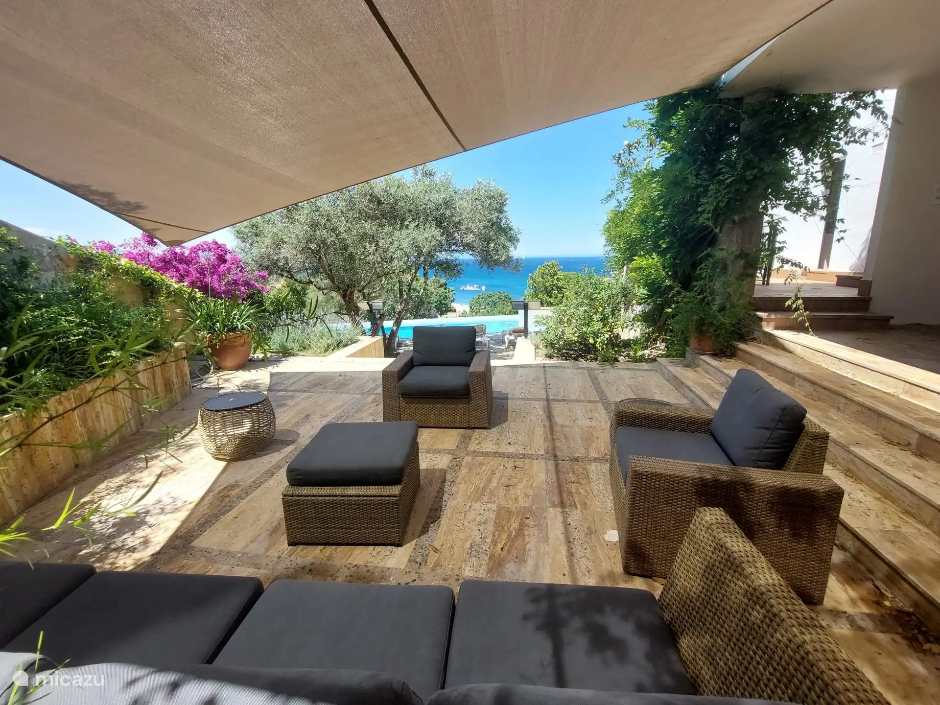 Terras, zwembad, zee