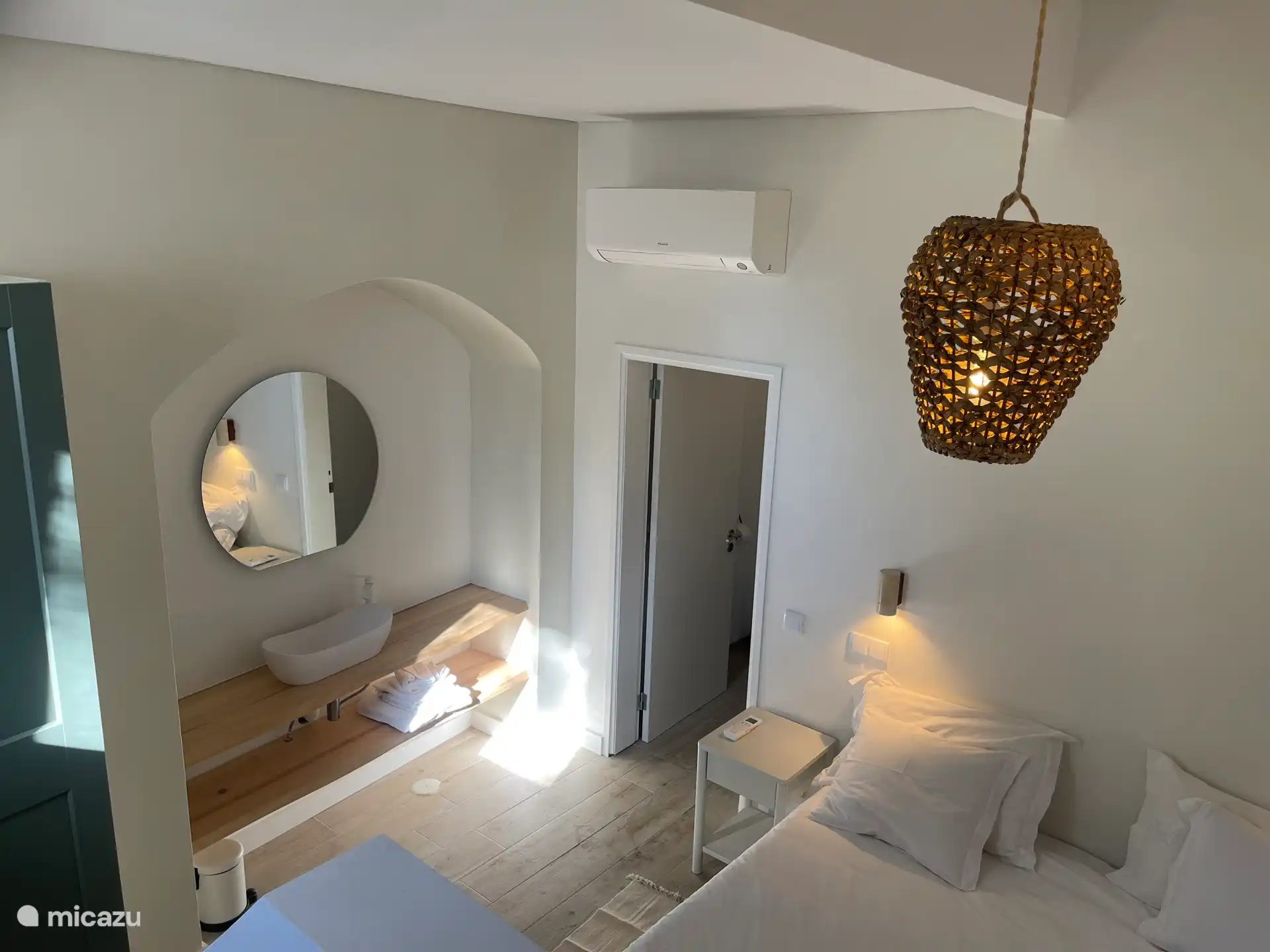 De slaapkamer heeft een ruim tweepersoonsbed (180 x 200)