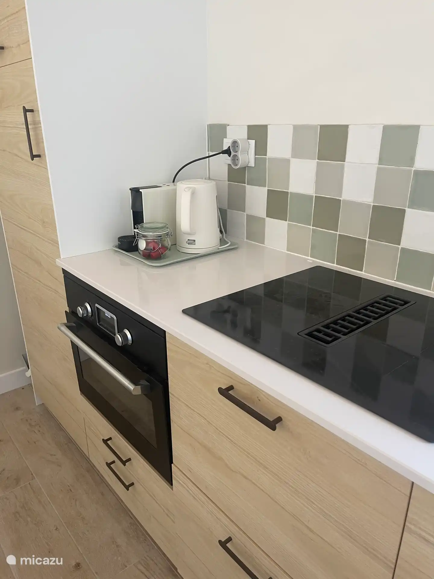 Keuken voorzien van alle gemakken: 4 pits inductie kookplaat, oven/combimagnetron, grote koelkast met vriesvak, nespressoapparaat etc..