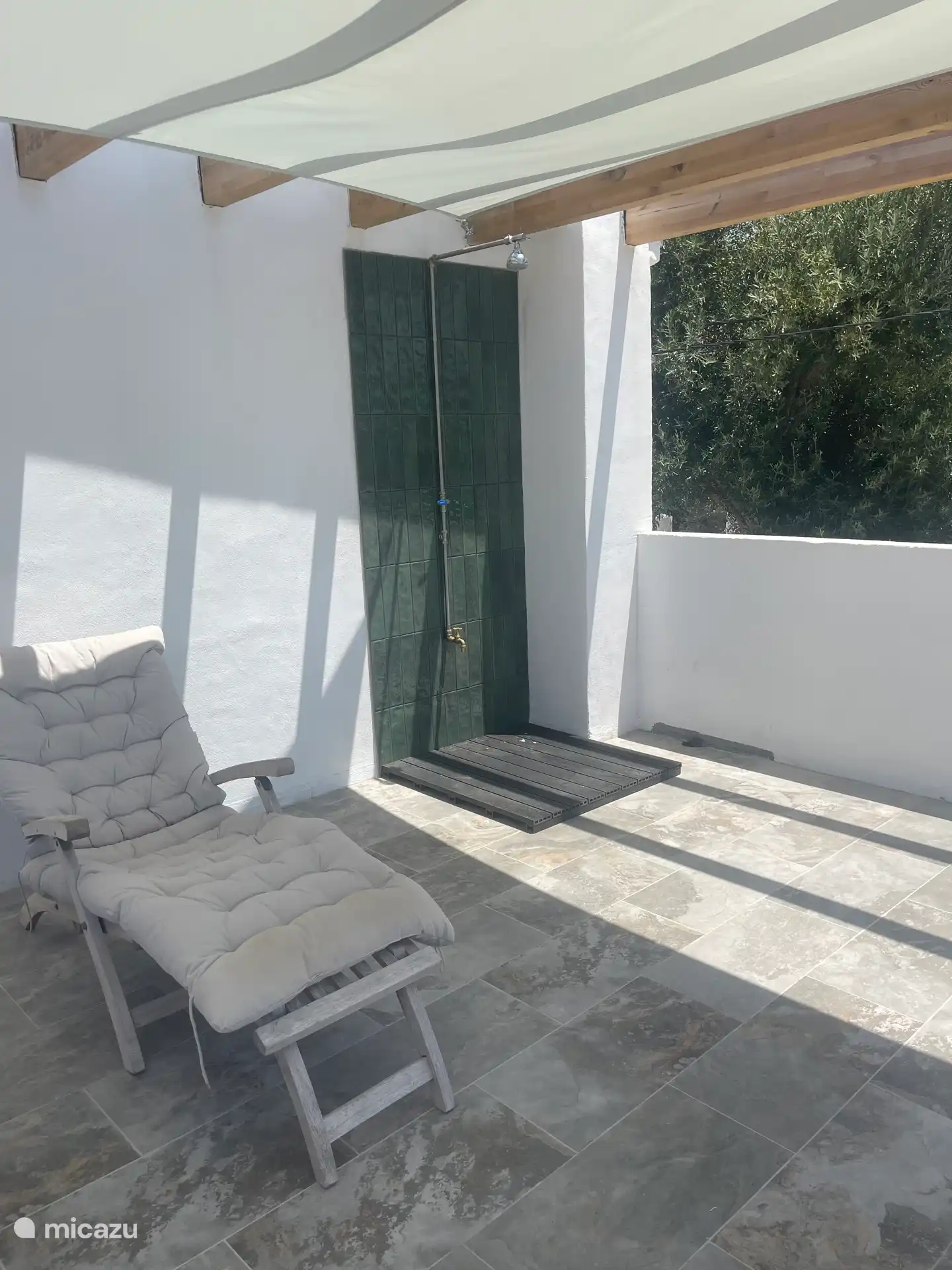 The outdoor shower is great for cooling in the summer. 